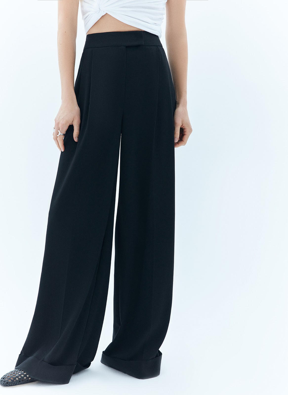 Широкие брюки полной длины с манжетами. Выполнены из мягкой, достаточно тонкой, но формоустойчивой костюмной ткани, благодаря которой будет комфортно весной. Удобная скрытая застёжка на крючки и посадка на уровне талии. Модель удлиняет силуэт. Советуем носить комплектом с жакетом из новой коллекции.
