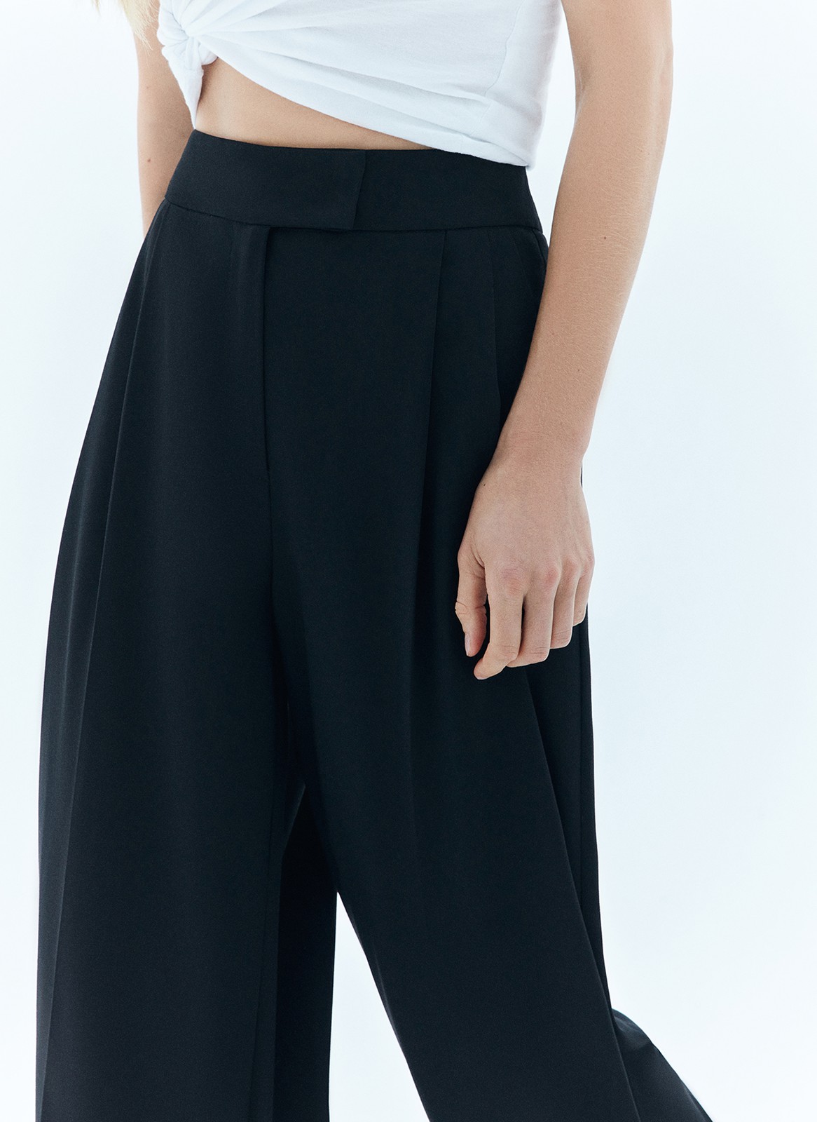Широкие брюки полной длины с манжетами. Выполнены из мягкой, достаточно тонкой, но формоустойчивой костюмной ткани, благодаря которой будет комфортно весной. Удобная скрытая застёжка на крючки и посадка на уровне талии. Модель удлиняет силуэт. Советуем носить комплектом с жакетом из новой коллекции.
