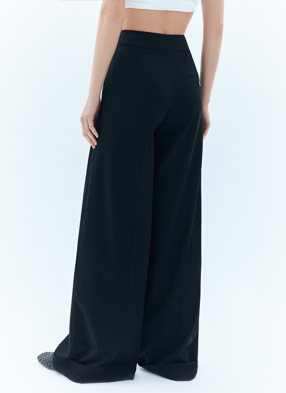 Широкие брюки полной длины с манжетами. Выполнены из мягкой, достаточно тонкой, но формоустойчивой костюмной ткани, благодаря которой будет комфортно весной. Удобная скрытая застёжка на крючки и посадка на уровне талии. Модель удлиняет силуэт. Советуем носить комплектом с жакетом из новой коллекции.
