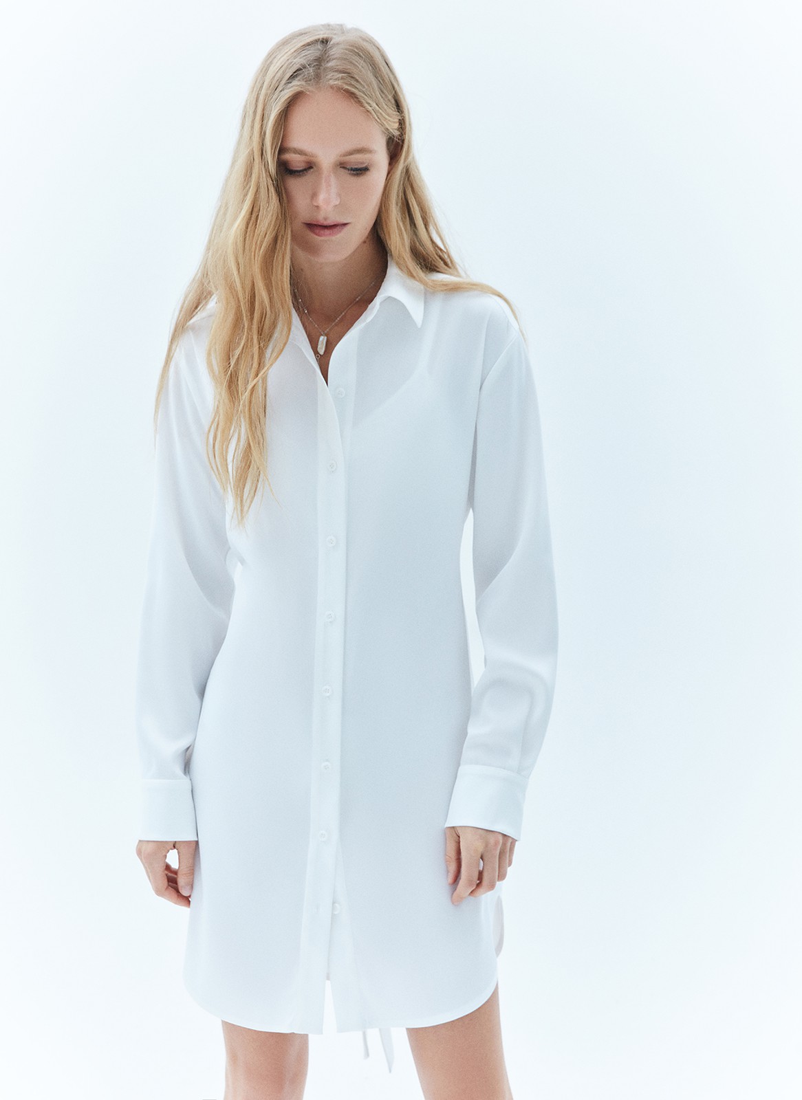 Платье-рубашка мини, цвет: белый Allweneed
Лёгкое платье-рубашка длины мини из гладкой слегка просвечивающей ткани. Застёжка на пуговицы, манжеты и классический отложной воротник. Важная деталь пояс-завязка для игры с фасоном. Ткань нежно касается кожи и обеспечивает комфорт. Мы выбрали два нежных оттенков для модели: сливочно-молочный и голубой. В раннюю весну носите с грубыми ботинками или сапогами, в тёплое время сочетайте со спортивными сандалиями или босоножками. И помните про актуальную комбинацию платья с брюками эта модель идеально подходит для такой стилизации.