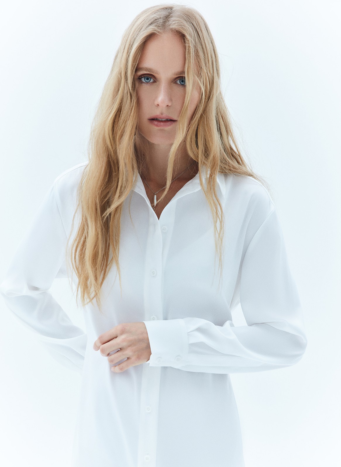 Платье-рубашка мини, цвет: белый Allweneed
Лёгкое платье-рубашка длины мини из гладкой слегка просвечивающей ткани. Застёжка на пуговицы, манжеты и классический отложной воротник. Важная деталь пояс-завязка для игры с фасоном. Ткань нежно касается кожи и обеспечивает комфорт. Мы выбрали два нежных оттенков для модели: сливочно-молочный и голубой. В раннюю весну носите с грубыми ботинками или сапогами, в тёплое время сочетайте со спортивными сандалиями или босоножками. И помните про актуальную комбинацию платья с брюками эта модель идеально подходит для такой стилизации.