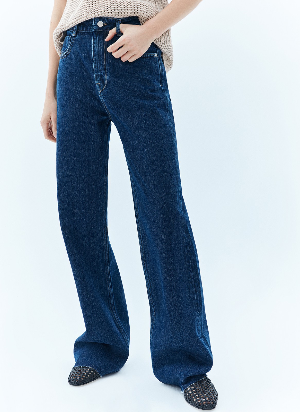 Джинсы широкие полной длины, цвет: синий Allweneed Прямые джинсы с посадкой на линии талии. Ваша любимая модель полной длины. Четыре кармана и отстрочки на передней половинке брюк. Плотный деним позволяет держать форму и красиво облегать линию бедра. Мы выполнили модель из нашего премиального 100% хлопкового денима с авторской варкой и брендированной фурнитурой высокого качества, по которой нас узнают.