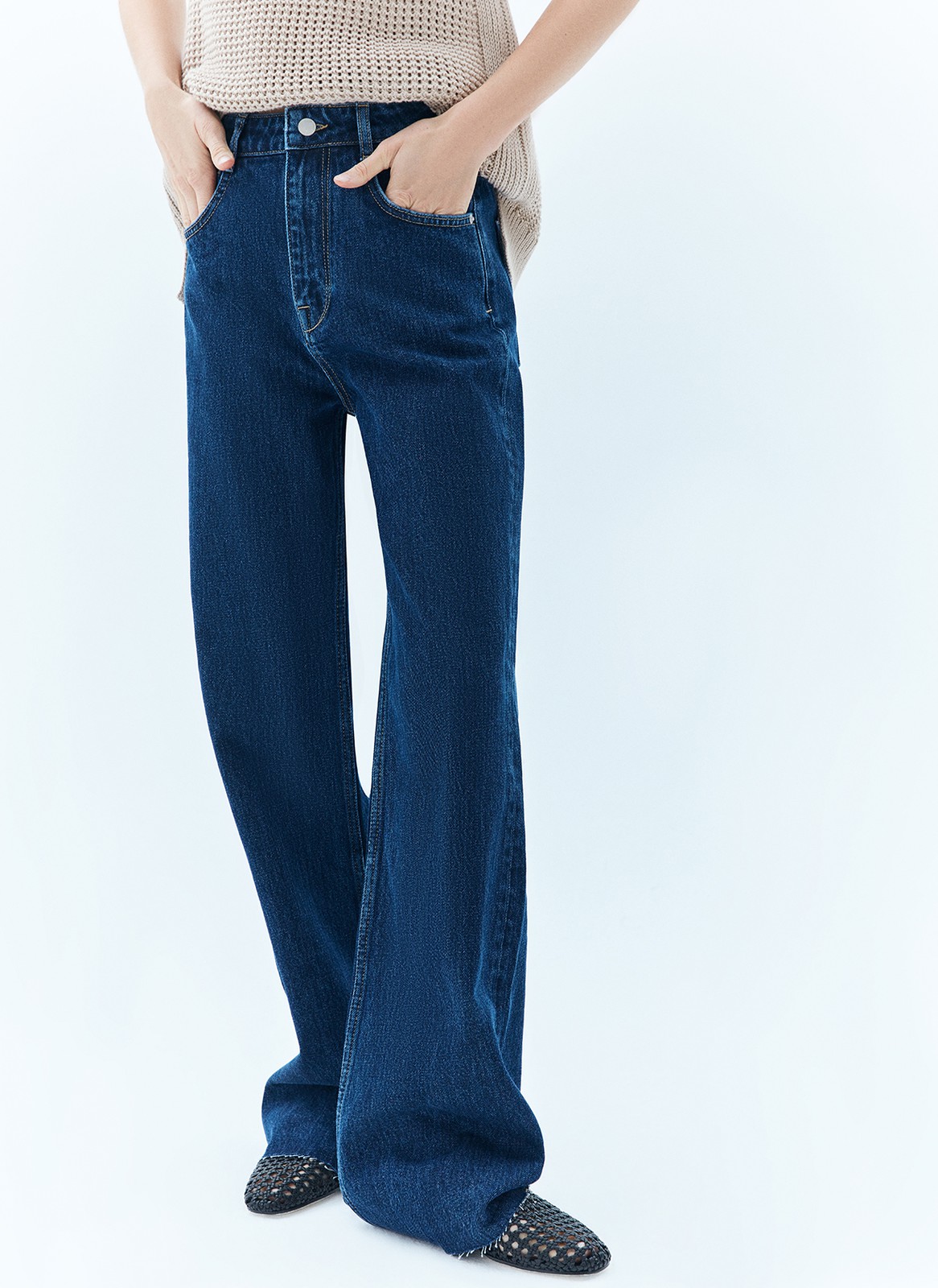 Джинсы широкие полной длины, цвет: синий Allweneed Прямые джинсы с посадкой на линии талии. Ваша любимая модель полной длины. Четыре кармана и отстрочки на передней половинке брюк. Плотный деним позволяет держать форму и красиво облегать линию бедра. Мы выполнили модель из нашего премиального 100% хлопкового денима с авторской варкой и брендированной фурнитурой высокого качества, по которой нас узнают.