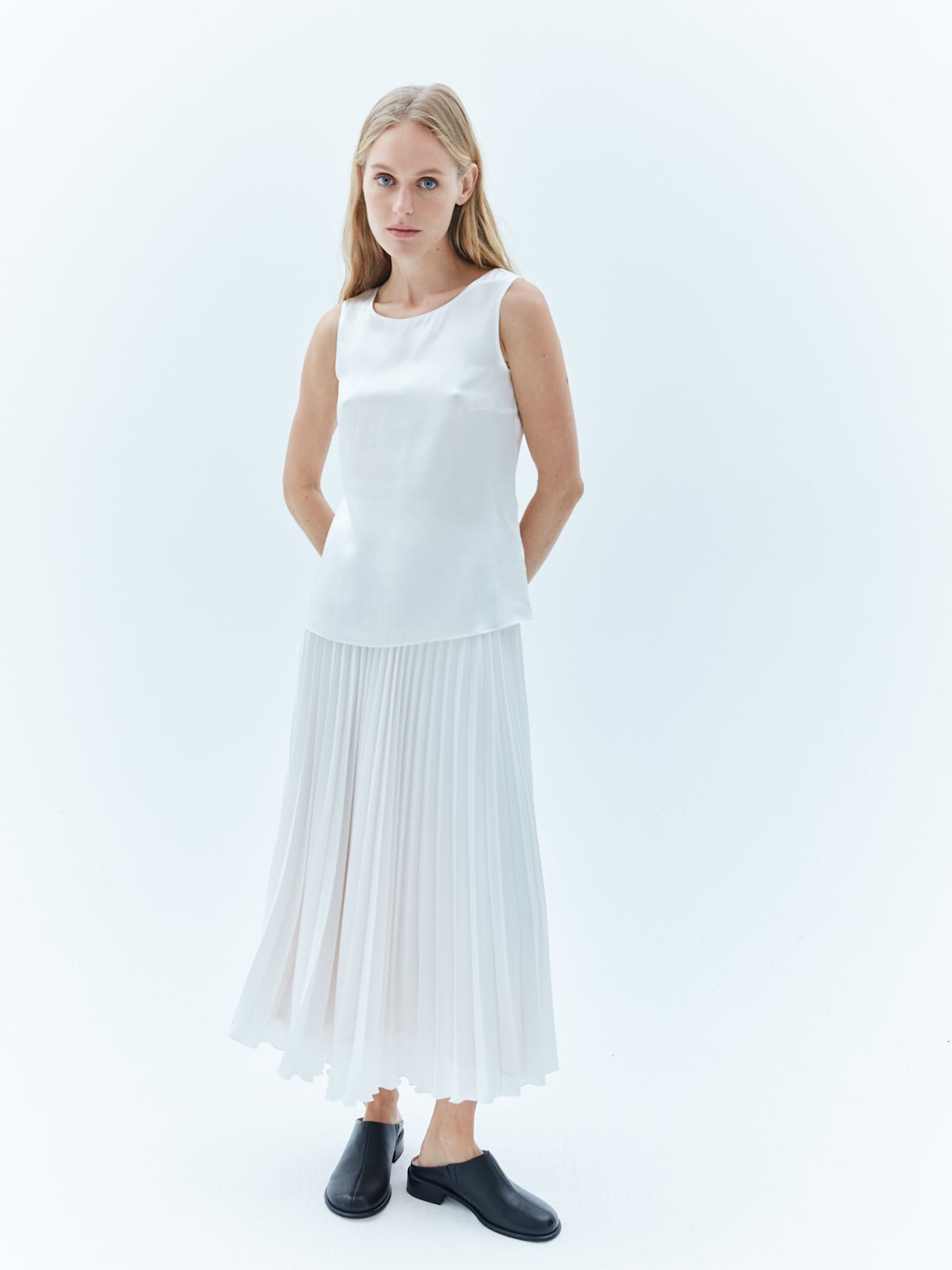 Юбка гофре на резинке, цвет: молочный Allweneed Юбка-гофре с посадкой на талии одна из моделей коллекции, которая уже стала классикой весеннего гардероба. Удобный эластичный пояс, чтобы обеспечить вам комфортную посадку. Ткань не слишком лёгкая, но и не слишком плотная, поэтому она будет красиво струиться при движении. Модель легко интегрировать как в строгий офисный дресс-код, так и в образы на каждый день.