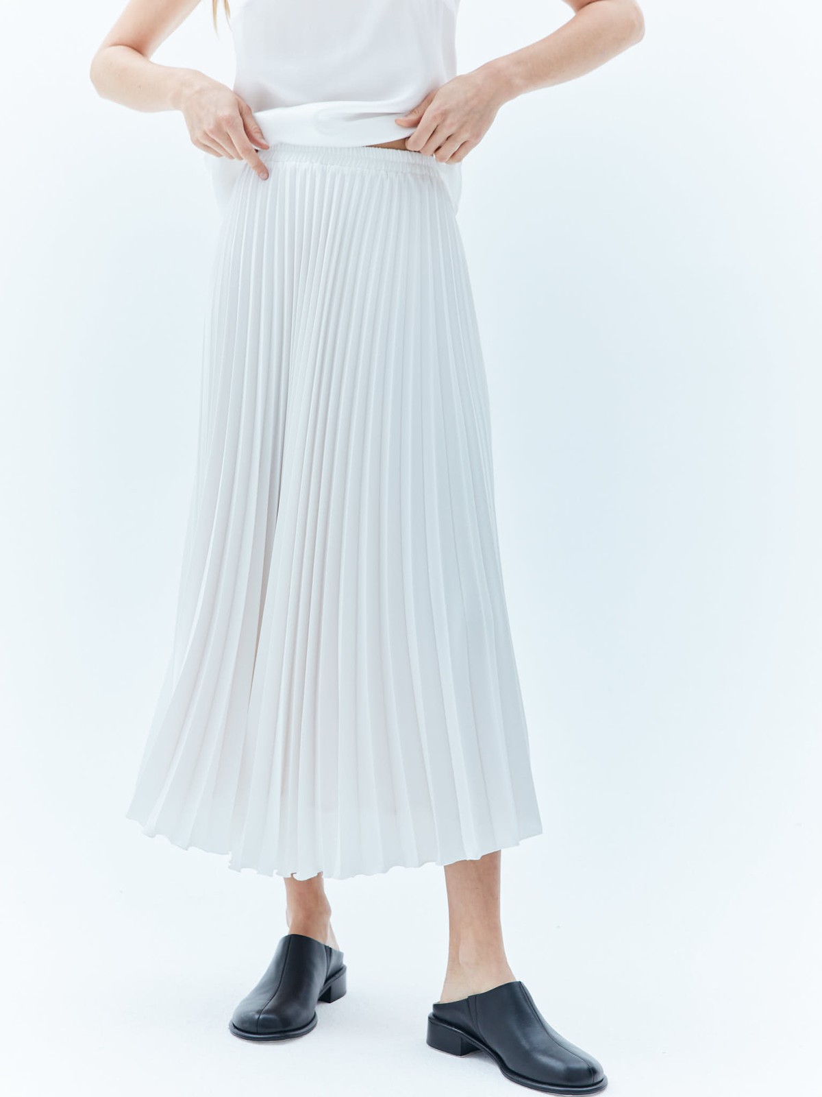 Юбка гофре на резинке, цвет: молочный Allweneed Юбка-гофре с посадкой на талии одна из моделей коллекции, которая уже стала классикой весеннего гардероба. Удобный эластичный пояс, чтобы обеспечить вам комфортную посадку. Ткань не слишком лёгкая, но и не слишком плотная, поэтому она будет красиво струиться при движении. Модель легко интегрировать как в строгий офисный дресс-код, так и в образы на каждый день.