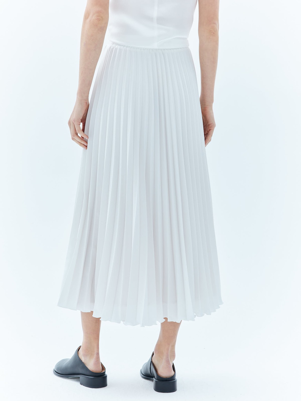 Юбка гофре на резинке, цвет: молочный Allweneed Юбка-гофре с посадкой на талии одна из моделей коллекции, которая уже стала классикой весеннего гардероба. Удобный эластичный пояс, чтобы обеспечить вам комфортную посадку. Ткань не слишком лёгкая, но и не слишком плотная, поэтому она будет красиво струиться при движении. Модель легко интегрировать как в строгий офисный дресс-код, так и в образы на каждый день.