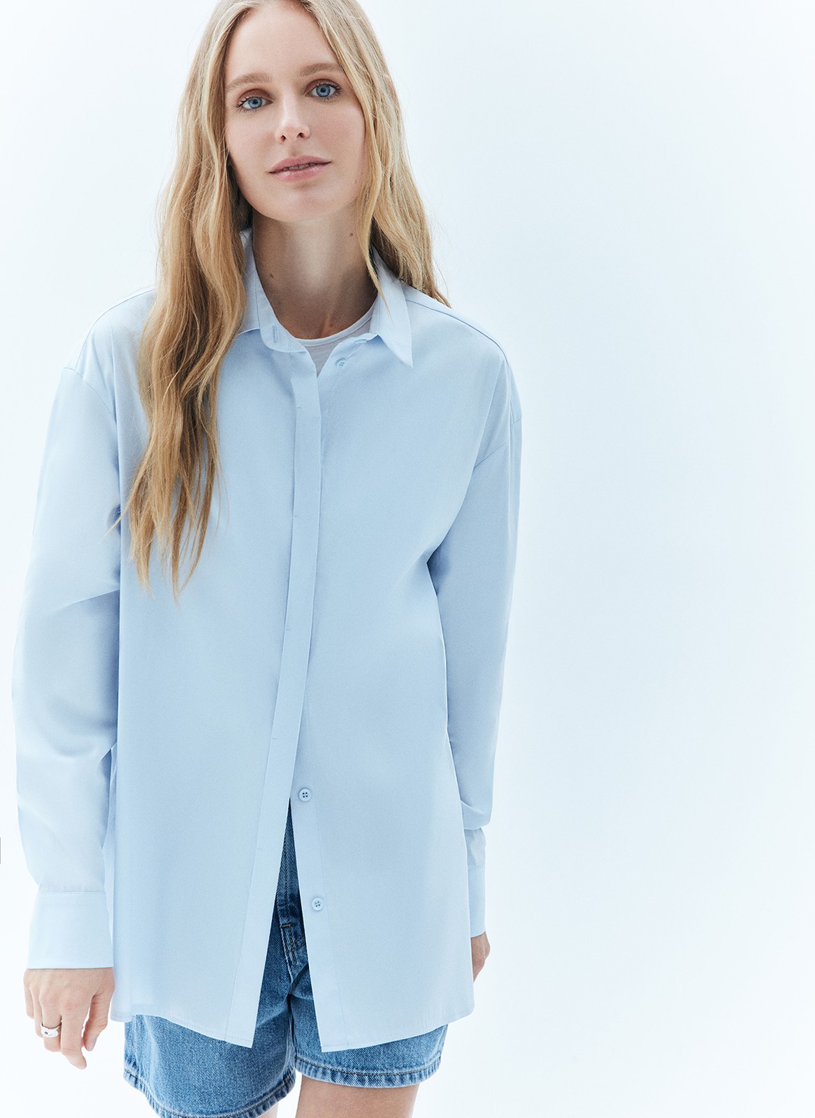 Базовая рубашка свободного кроя с отложным воротником и застёжкой на пуговицы. Длинные рукава с классическими манжетами. Слегка удлинённая спинка. Носите самостоятельно или поверх майки, навыпуск или заправленной в контрастную юбку, шорты или брюки.