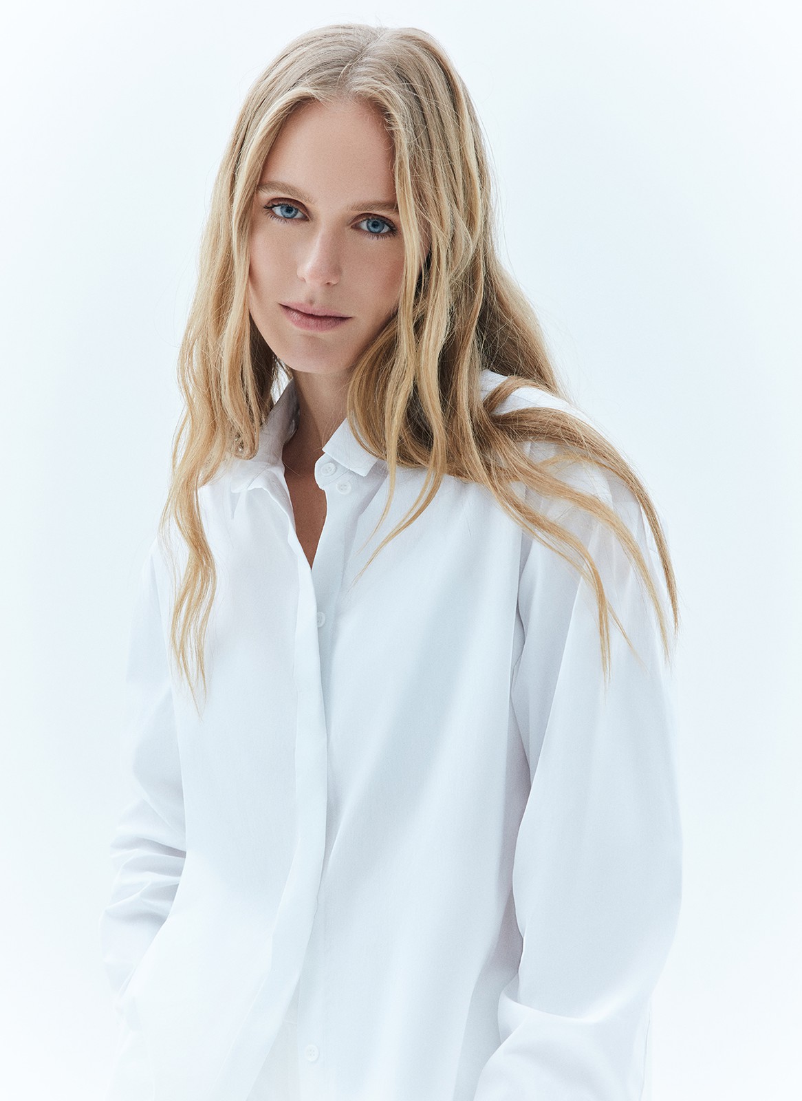 Рубашка oversize, цвет: белый Allweneed Базовая рубашка свободного кроя с отложным воротником и застёжкой на пуговицы. Длинные рукава с классическими манжетами. Слегка удлинённая спинка. Носите самостоятельно или поверх майки, навыпуск или заправленной в контрастную юбку, шорты или брюки.