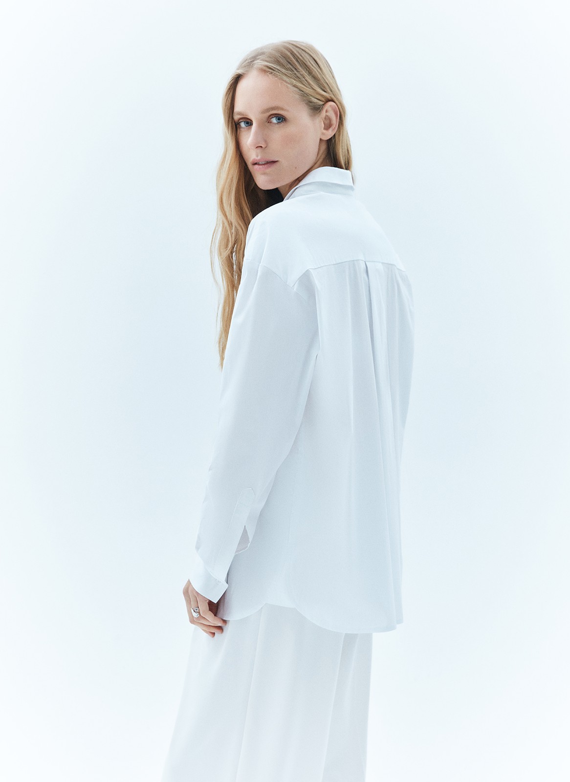 Рубашка oversize, цвет: белый Allweneed Базовая рубашка свободного кроя с отложным воротником и застёжкой на пуговицы. Длинные рукава с классическими манжетами. Слегка удлинённая спинка. Носите самостоятельно или поверх майки, навыпуск или заправленной в контрастную юбку, шорты или брюки.