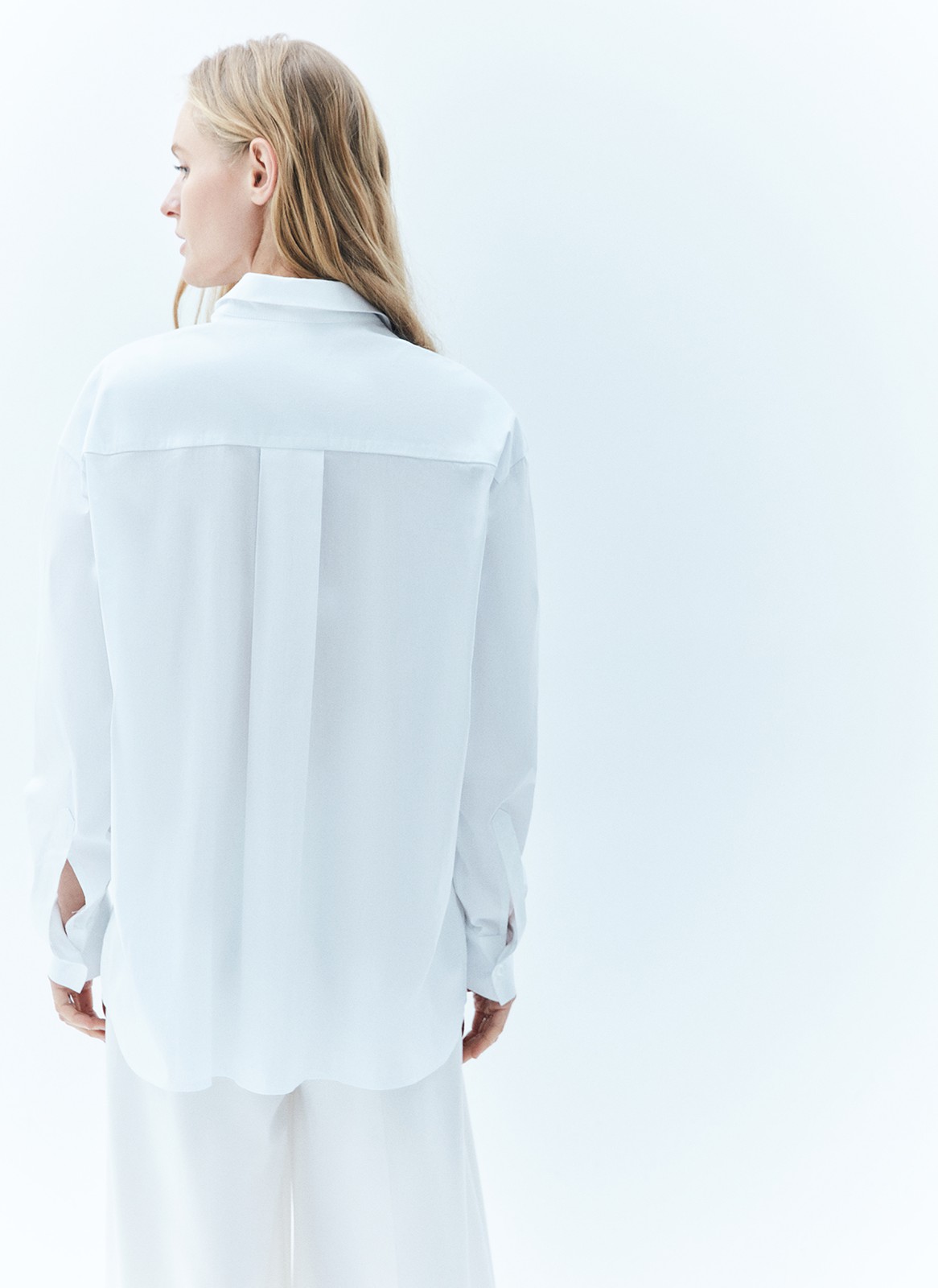 Рубашка oversize, цвет: белый Allweneed Базовая рубашка свободного кроя с отложным воротником и застёжкой на пуговицы. Длинные рукава с классическими манжетами. Слегка удлинённая спинка. Носите самостоятельно или поверх майки, навыпуск или заправленной в контрастную юбку, шорты или брюки.