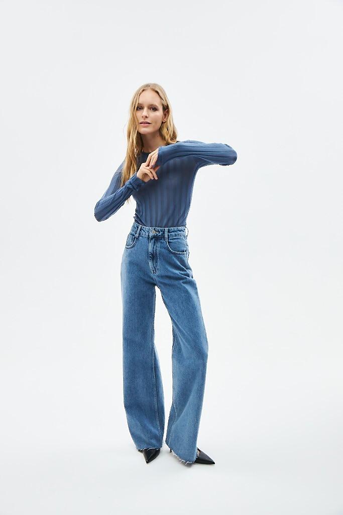 Лонгслив тонкой вязки, цвет: Индиго Allweneed Полупрозрачный джемпер тонкой вязки. Деликатное изделие нежно касается кожи и дарит чувство комфорта. Круглый вырез с окантовкой и длинный рукав. Благодаря прилегающему силуэту джемпер будет особенно выгодно смотреться в многослойных образах с вещами свободного кроя. Модель может стать одновременно и базовым, и трендовым элементом весеннего гардероба.