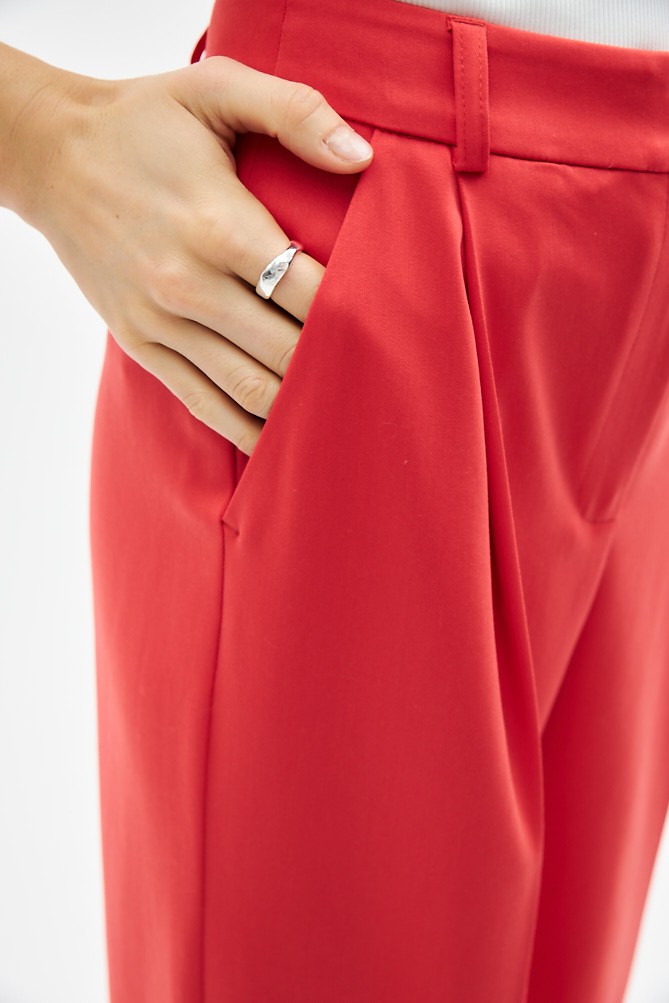 Брюки широкие полной длины, цвет: ягодный Allweneed Базовые широкие брюки с посадкой чуть ниже талии и плотным поясом, поэтому их можно носить без ремня. Выполнены из качественной турецкой костюмной ткани, которая хорошо держит форму. Брюки отлично сидят на фигуре и благодаря длине вытягивают силуэт. Сочетайте с яркими жакетами, блузами и топами.