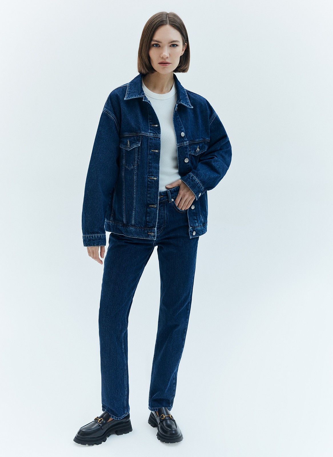 Джинсовая куртка oversize, цвет: темно-синий Allweneed Свободная куртка из денима с отложным воротником и длинными рукавами. Мы решили спустить плечевые швы для вашего комфорта. Изделие имеет манжеты на пуговицах, нагрудные карманы и карманы в боковых швах. Застёгивается на металлические пуговицы. Модель мы выполнили из нашего премиального 100% хлопкового денима с авторской варкой и брендированной фурнитурой высокого качества. Прекрасно, чтобы прогуляться весной по парку.