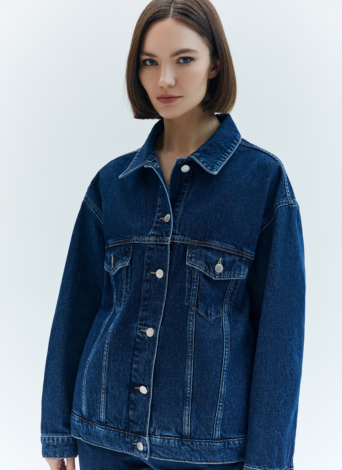 Джинсовая куртка oversize, цвет: темно-синий Allweneed Свободная куртка из денима с отложным воротником и длинными рукавами. Мы решили спустить плечевые швы для вашего комфорта. Изделие имеет манжеты на пуговицах, нагрудные карманы и карманы в боковых швах. Застёгивается на металлические пуговицы. Модель мы выполнили из нашего премиального 100% хлопкового денима с авторской варкой и брендированной фурнитурой высокого качества. Прекрасно, чтобы прогуляться весной по парку.