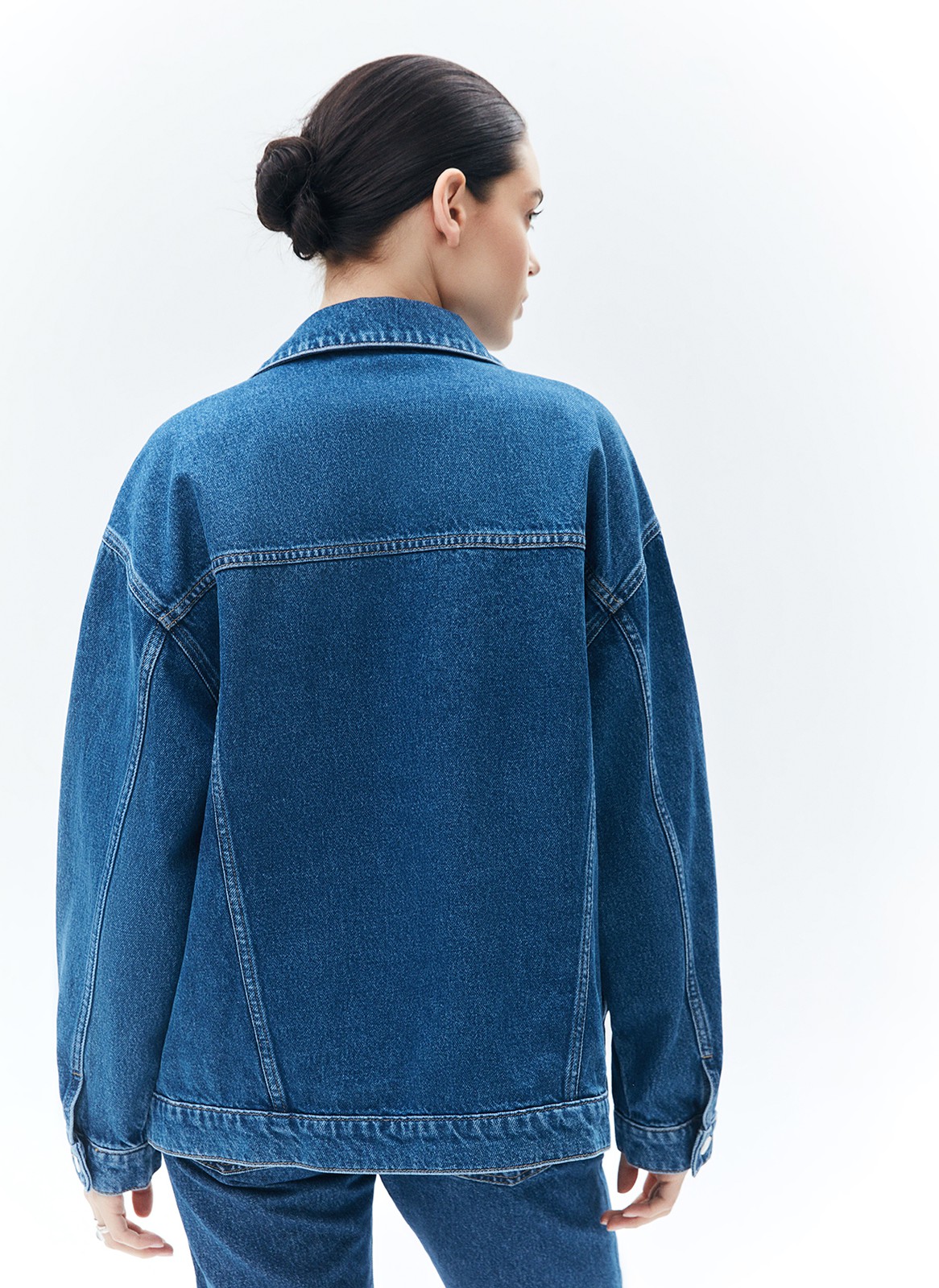 


Свободная куртка с отложным воротником и длинными рукавами. Мы решили спустить плечевые швы для вашего комфорта. Изделие имеет манжеты на пуговицах, нагрудные карманы и карманы в боковых швах. Застёгивается на металлические пуговицы. Модель мы выполнили из нашего премиального 100% хлопкового денима с авторской варкой и брендированной фурнитурой высокого качества. Прекрасно, чтобы прогуляться весной по парку.