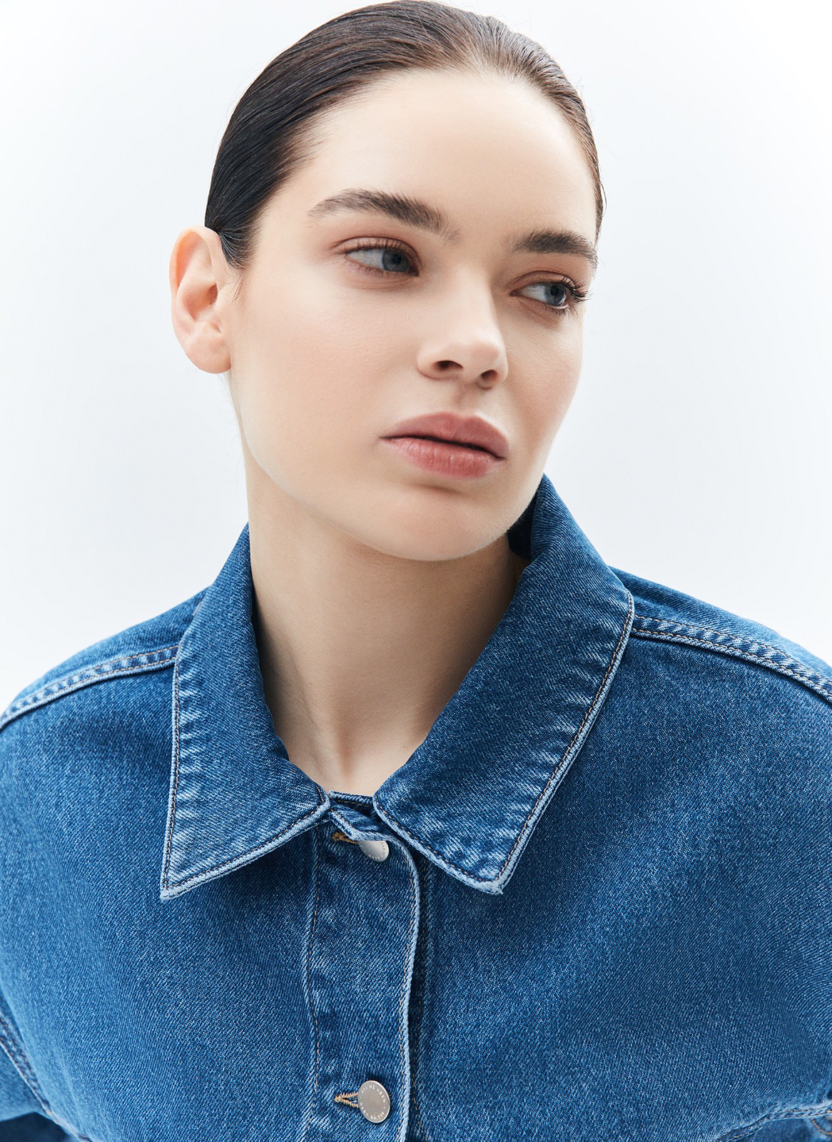 


Свободная куртка с отложным воротником и длинными рукавами. Мы решили спустить плечевые швы для вашего комфорта. Изделие имеет манжеты на пуговицах, нагрудные карманы и карманы в боковых швах. Застёгивается на металлические пуговицы. Модель мы выполнили из нашего премиального 100% хлопкового денима с авторской варкой и брендированной фурнитурой высокого качества. Прекрасно, чтобы прогуляться весной по парку.