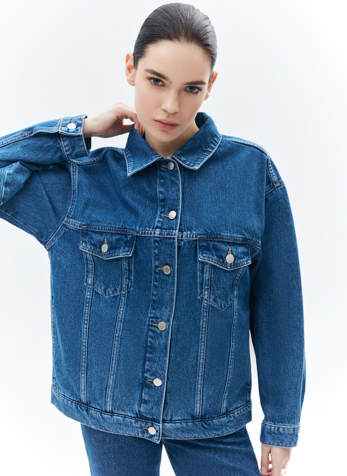 


Свободная куртка с отложным воротником и длинными рукавами. Мы решили спустить плечевые швы для вашего комфорта. Изделие имеет манжеты на пуговицах, нагрудные карманы и карманы в боковых швах. Застёгивается на металлические пуговицы. Модель мы выполнили из нашего премиального 100% хлопкового денима с авторской варкой и брендированной фурнитурой высокого качества. Прекрасно, чтобы прогуляться весной по парку.