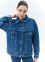 


Свободная куртка с отложным воротником и длинными рукавами. Мы решили спустить плечевые швы для вашего комфорта. Изделие имеет манжеты на пуговицах, нагрудные карманы и карманы в боковых швах. Застёгивается на металлические пуговицы. Модель мы выполнили из нашего премиального 100% хлопкового денима с авторской варкой и брендированной фурнитурой высокого качества. Прекрасно, чтобы прогуляться весной по парку.