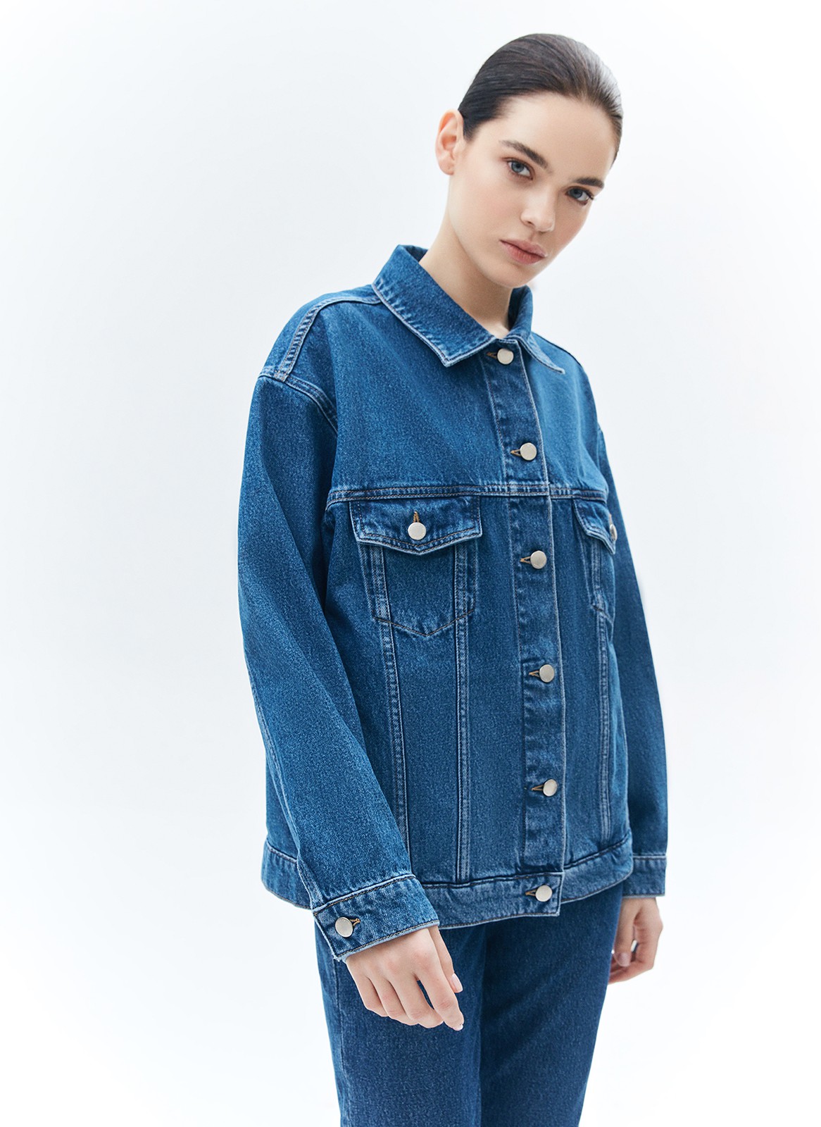 


Свободная куртка с отложным воротником и длинными рукавами. Мы решили спустить плечевые швы для вашего комфорта. Изделие имеет манжеты на пуговицах, нагрудные карманы и карманы в боковых швах. Застёгивается на металлические пуговицы. Модель мы выполнили из нашего премиального 100% хлопкового денима с авторской варкой и брендированной фурнитурой высокого качества. Прекрасно, чтобы прогуляться весной по парку.