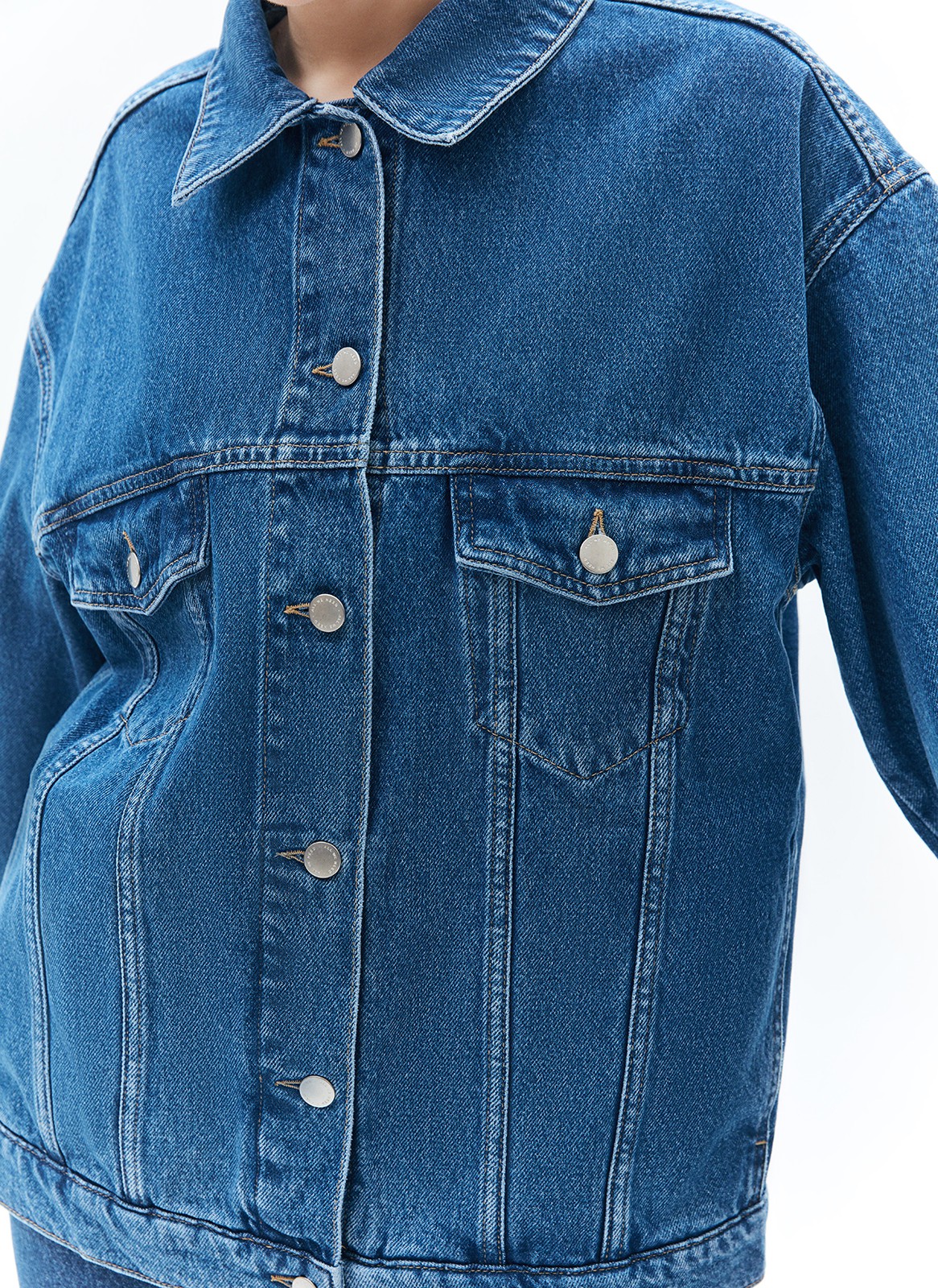 


Свободная куртка с отложным воротником и длинными рукавами. Мы решили спустить плечевые швы для вашего комфорта. Изделие имеет манжеты на пуговицах, нагрудные карманы и карманы в боковых швах. Застёгивается на металлические пуговицы. Модель мы выполнили из нашего премиального 100% хлопкового денима с авторской варкой и брендированной фурнитурой высокого качества. Прекрасно, чтобы прогуляться весной по парку.