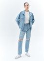 Джинсовая куртка oversize, цвет: голубой Allweneed Свободная куртка из денима с отложным воротником и длинными рукавами. Мы решили спустить плечевые швы для вашего комфорта. Изделие имеет манжеты на пуговицах, нагрудные карманы и карманы в боковых швах. Застёгивается на металлические пуговицы. Модель мы выполнили из нашего премиального 100% хлопкового денима с авторской варкой и брендированной фурнитурой высокого качества. Прекрасно, чтобы прогуляться весной по парку.