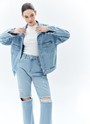 Джинсовая куртка oversize, цвет: голубой Allweneed Свободная куртка из денима с отложным воротником и длинными рукавами. Мы решили спустить плечевые швы для вашего комфорта. Изделие имеет манжеты на пуговицах, нагрудные карманы и карманы в боковых швах. Застёгивается на металлические пуговицы. Модель мы выполнили из нашего премиального 100% хлопкового денима с авторской варкой и брендированной фурнитурой высокого качества. Прекрасно, чтобы прогуляться весной по парку.