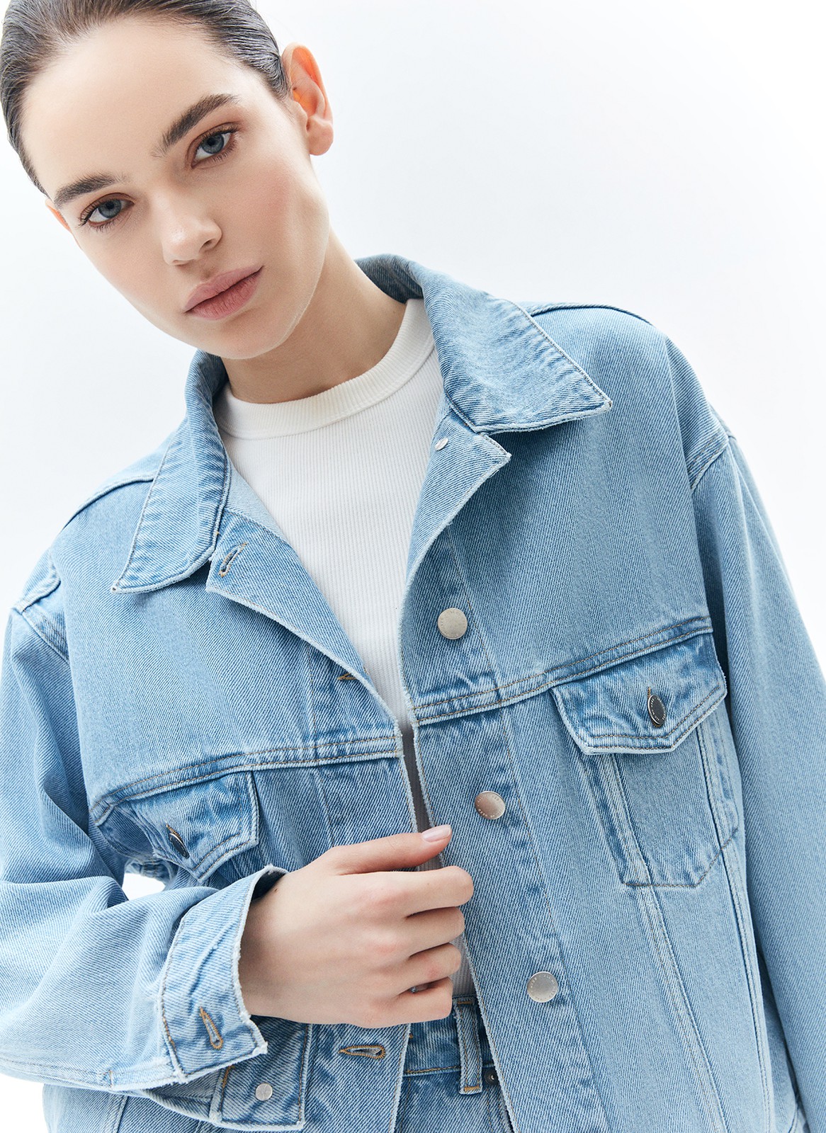 Джинсовая куртка oversize, цвет: голубой Allweneed Свободная куртка из денима с отложным воротником и длинными рукавами. Мы решили спустить плечевые швы для вашего комфорта. Изделие имеет манжеты на пуговицах, нагрудные карманы и карманы в боковых швах. Застёгивается на металлические пуговицы. Модель мы выполнили из нашего премиального 100% хлопкового денима с авторской варкой и брендированной фурнитурой высокого качества. Прекрасно, чтобы прогуляться весной по парку.