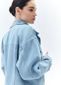Джинсовая куртка oversize, цвет: голубой Allweneed Свободная куртка из денима с отложным воротником и длинными рукавами. Мы решили спустить плечевые швы для вашего комфорта. Изделие имеет манжеты на пуговицах, нагрудные карманы и карманы в боковых швах. Застёгивается на металлические пуговицы. Модель мы выполнили из нашего премиального 100% хлопкового денима с авторской варкой и брендированной фурнитурой высокого качества. Прекрасно, чтобы прогуляться весной по парку.