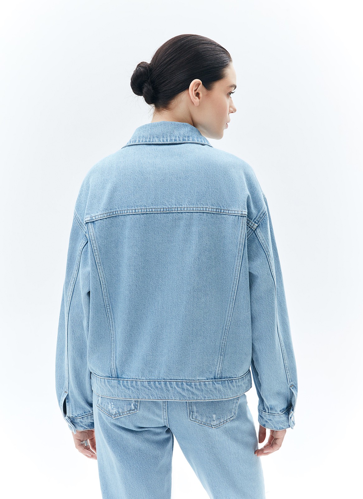 Джинсовая куртка oversize, цвет: голубой Allweneed Свободная куртка из денима с отложным воротником и длинными рукавами. Мы решили спустить плечевые швы для вашего комфорта. Изделие имеет манжеты на пуговицах, нагрудные карманы и карманы в боковых швах. Застёгивается на металлические пуговицы. Модель мы выполнили из нашего премиального 100% хлопкового денима с авторской варкой и брендированной фурнитурой высокого качества. Прекрасно, чтобы прогуляться весной по парку.