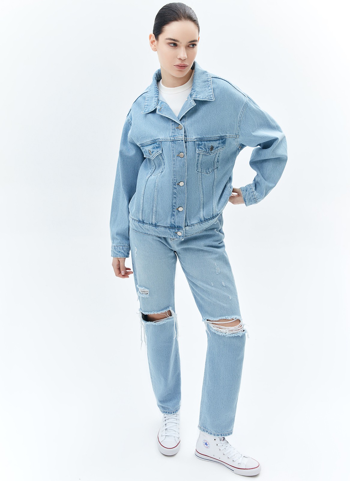 Джинсовая куртка oversize, цвет: голубой Allweneed Свободная куртка из денима с отложным воротником и длинными рукавами. Мы решили спустить плечевые швы для вашего комфорта. Изделие имеет манжеты на пуговицах, нагрудные карманы и карманы в боковых швах. Застёгивается на металлические пуговицы. Модель мы выполнили из нашего премиального 100% хлопкового денима с авторской варкой и брендированной фурнитурой высокого качества. Прекрасно, чтобы прогуляться весной по парку.