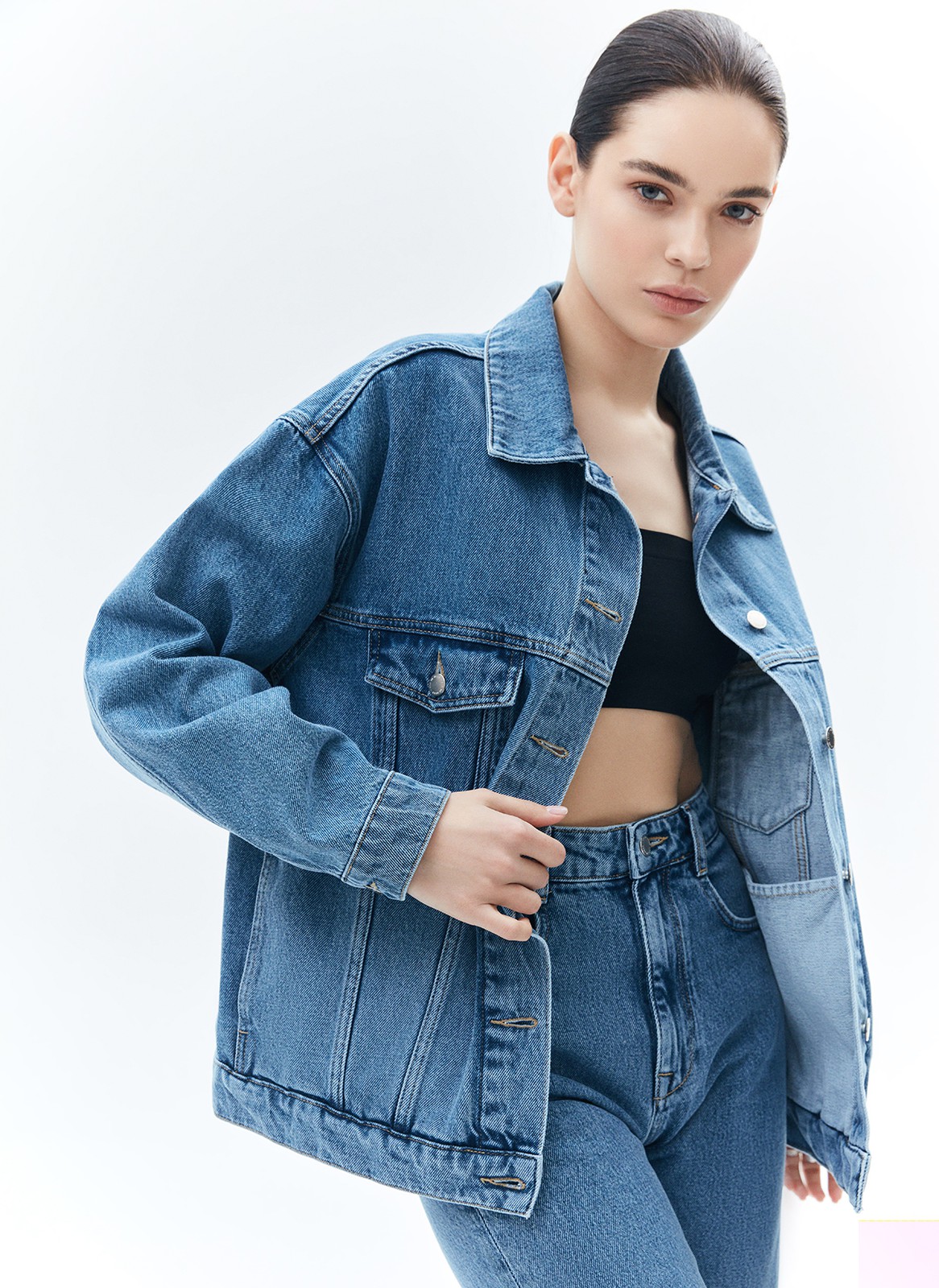 Джинсовая куртка, цвет: голубой Allweneed
Свободная куртка с отложным воротником и длинными рукавами. Мы решили спустить плечевые швы для вашего комфорта. Изделие имеет манжеты на пуговицах, нагрудные карманы и карманы в боковых швах. Застёгивается на металлические пуговицы. Модель мы выполнили из нашего премиального 100% хлопкового денима с авторской варкой и брендированной фурнитурой высокого качества. Прекрасно, чтобы прогуляться весной по парку.