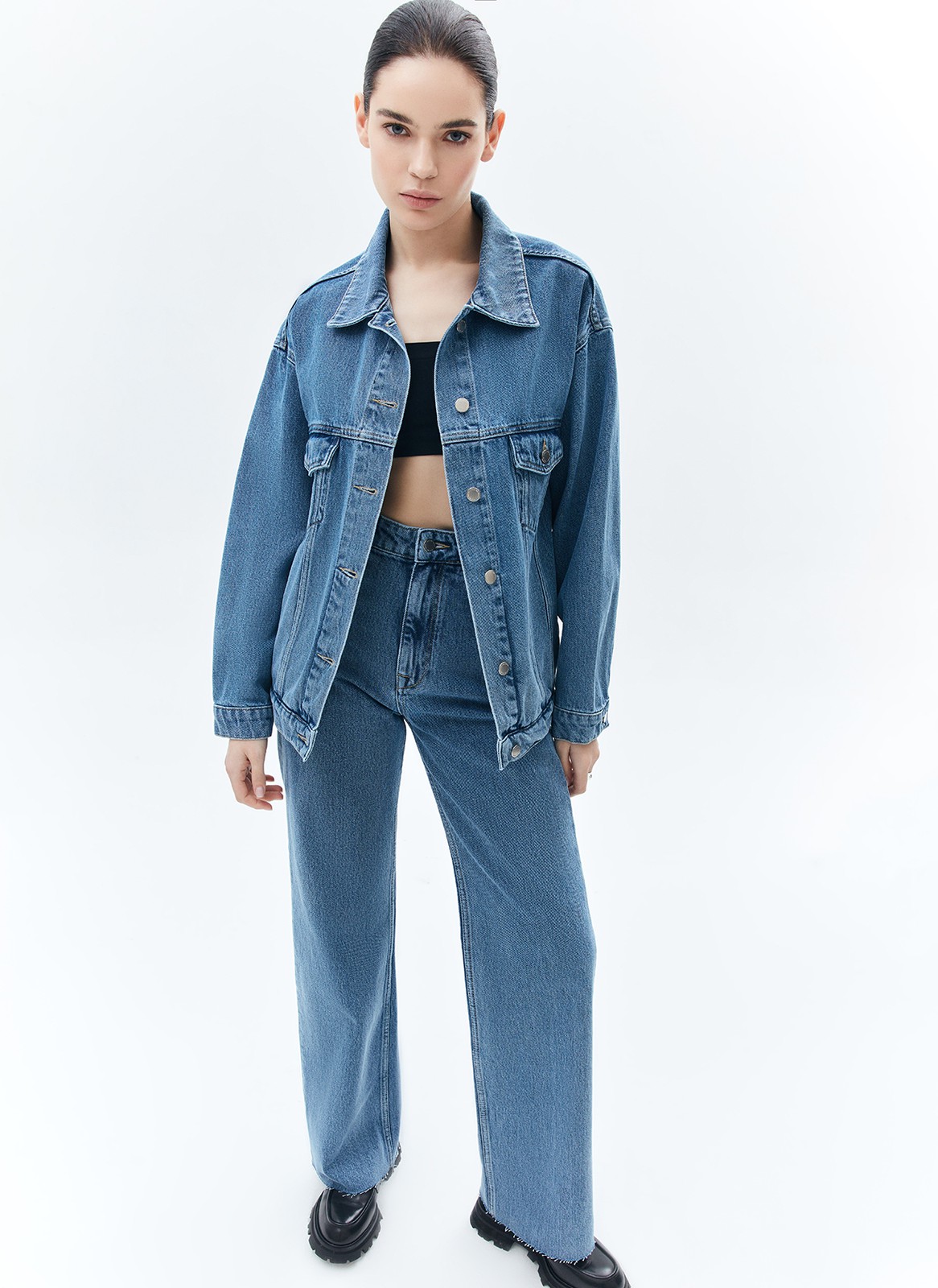 Джинсовая куртка, цвет: голубой Allweneed
Свободная куртка с отложным воротником и длинными рукавами. Мы решили спустить плечевые швы для вашего комфорта. Изделие имеет манжеты на пуговицах, нагрудные карманы и карманы в боковых швах. Застёгивается на металлические пуговицы. Модель мы выполнили из нашего премиального 100% хлопкового денима с авторской варкой и брендированной фурнитурой высокого качества. Прекрасно, чтобы прогуляться весной по парку.