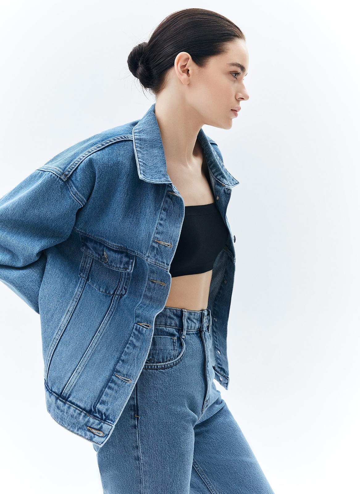 Джинсовая куртка, цвет: голубой Allweneed
Свободная куртка с отложным воротником и длинными рукавами. Мы решили спустить плечевые швы для вашего комфорта. Изделие имеет манжеты на пуговицах, нагрудные карманы и карманы в боковых швах. Застёгивается на металлические пуговицы. Модель мы выполнили из нашего премиального 100% хлопкового денима с авторской варкой и брендированной фурнитурой высокого качества. Прекрасно, чтобы прогуляться весной по парку.