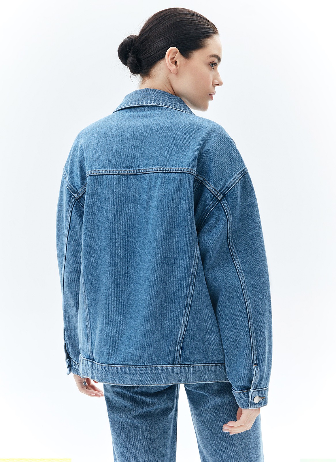 Джинсовая куртка, цвет: голубой Allweneed
Свободная куртка с отложным воротником и длинными рукавами. Мы решили спустить плечевые швы для вашего комфорта. Изделие имеет манжеты на пуговицах, нагрудные карманы и карманы в боковых швах. Застёгивается на металлические пуговицы. Модель мы выполнили из нашего премиального 100% хлопкового денима с авторской варкой и брендированной фурнитурой высокого качества. Прекрасно, чтобы прогуляться весной по парку.