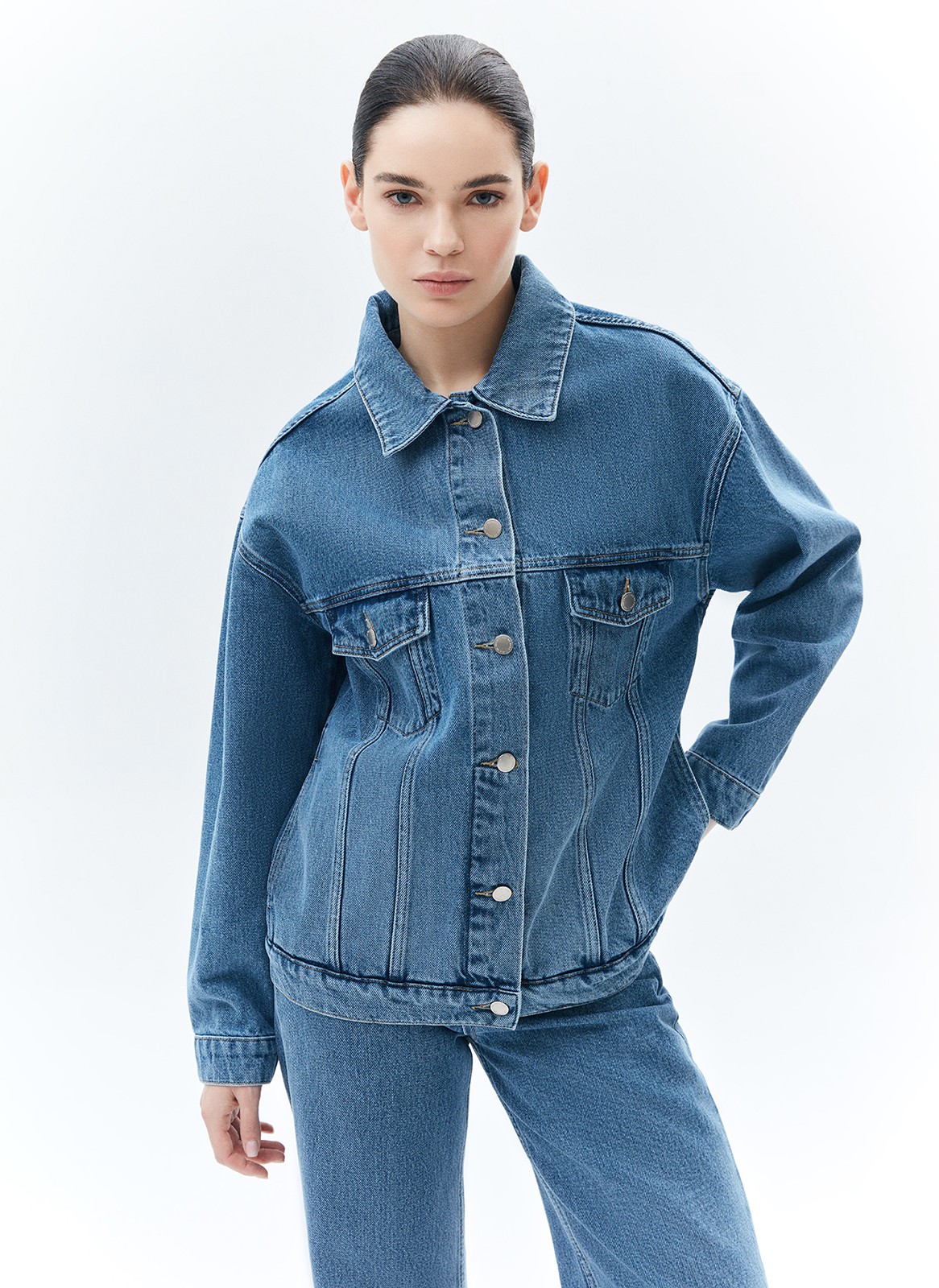 Джинсовая куртка, цвет: голубой Allweneed
Свободная куртка с отложным воротником и длинными рукавами. Мы решили спустить плечевые швы для вашего комфорта. Изделие имеет манжеты на пуговицах, нагрудные карманы и карманы в боковых швах. Застёгивается на металлические пуговицы. Модель мы выполнили из нашего премиального 100% хлопкового денима с авторской варкой и брендированной фурнитурой высокого качества. Прекрасно, чтобы прогуляться весной по парку.