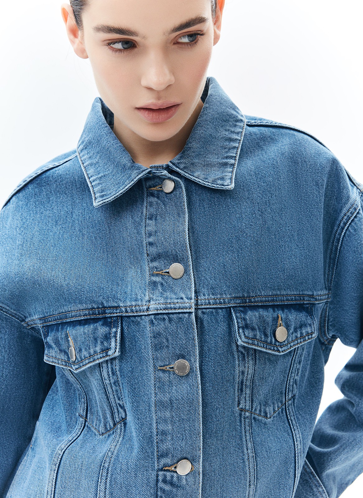 Джинсовая куртка, цвет: голубой Allweneed
Свободная куртка с отложным воротником и длинными рукавами. Мы решили спустить плечевые швы для вашего комфорта. Изделие имеет манжеты на пуговицах, нагрудные карманы и карманы в боковых швах. Застёгивается на металлические пуговицы. Модель мы выполнили из нашего премиального 100% хлопкового денима с авторской варкой и брендированной фурнитурой высокого качества. Прекрасно, чтобы прогуляться весной по парку.