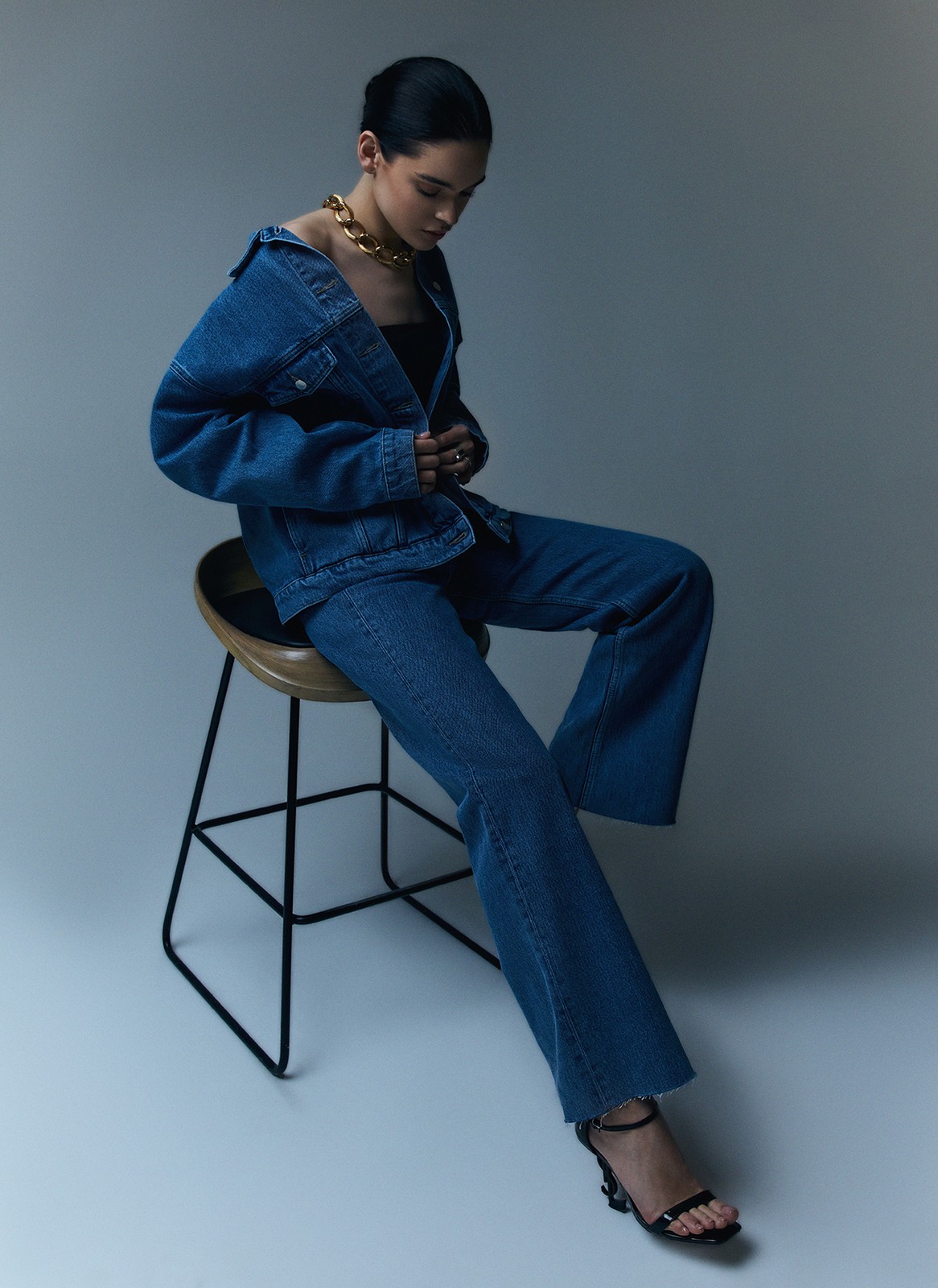 Джинсовая куртка, цвет: голубой Allweneed
Свободная куртка с отложным воротником и длинными рукавами. Мы решили спустить плечевые швы для вашего комфорта. Изделие имеет манжеты на пуговицах, нагрудные карманы и карманы в боковых швах. Застёгивается на металлические пуговицы. Модель мы выполнили из нашего премиального 100% хлопкового денима с авторской варкой и брендированной фурнитурой высокого качества. Прекрасно, чтобы прогуляться весной по парку.