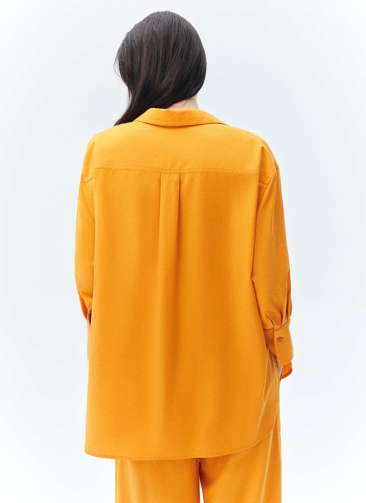 Рубашка oversize льняная, цвет: ОРАНЖЕВЫЙ Allweneed
Свободная рубашка изо льна. Натуральный лён хорошо отводит влагу, пропускает воздух и не вызывает аллергических реакций. Классический воротник, широкие манжеты и застёжка на пуговицы в тон. Спущенное плечо для свободы движений и дополнительного охлаждения. Рекомендуем сочетать с брюками или шортами из новой коллекции. В рубашке будет комфортно отправиться на пляж, прогулку по набережной или выйти в город.