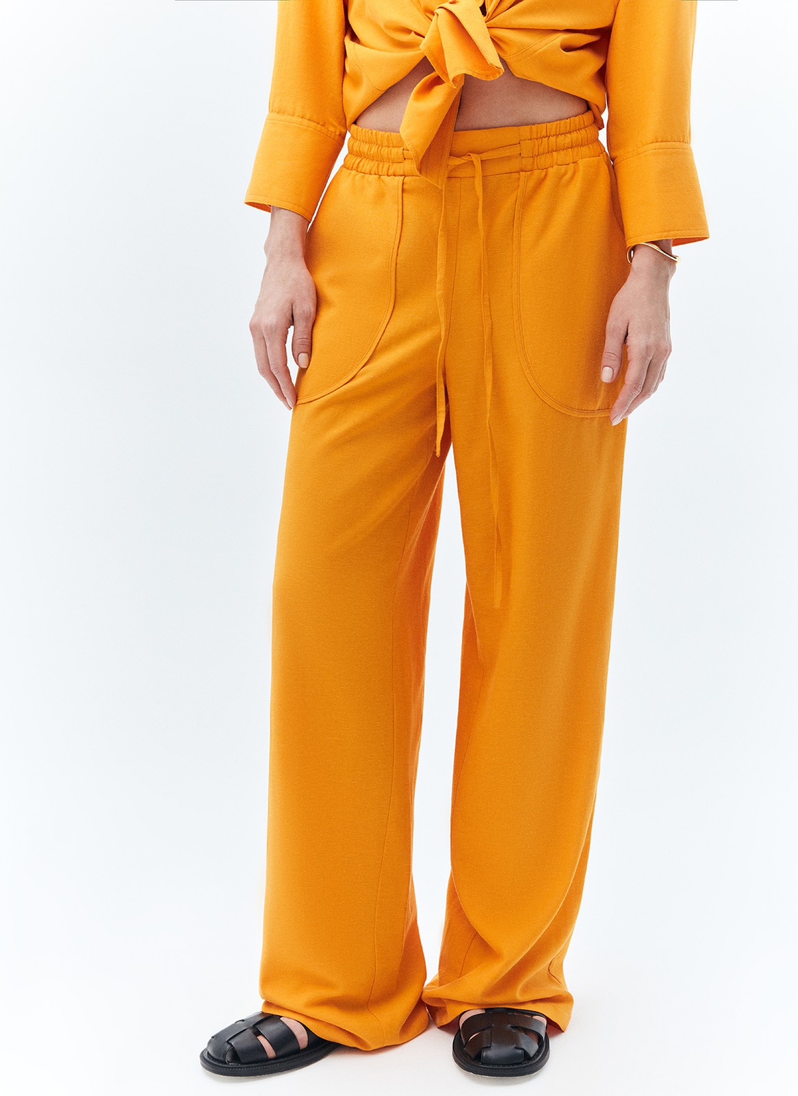 Брюки свободные льняные, цвет: ОРАНЖЕВЫЙ Allweneed
Свободные брюки с эластичным поясом. Мы создали модель изо льна. Натуральный лён хорошо отводит влагу, пропускает воздух и не вызывает аллергических реакций. Посадка на уровне талии и две завязки для фиксации. Два глубоких кармана, чтобы захватить с собой телефон. Носите с рубашкой в тон или самостоятельно с любимым топом.