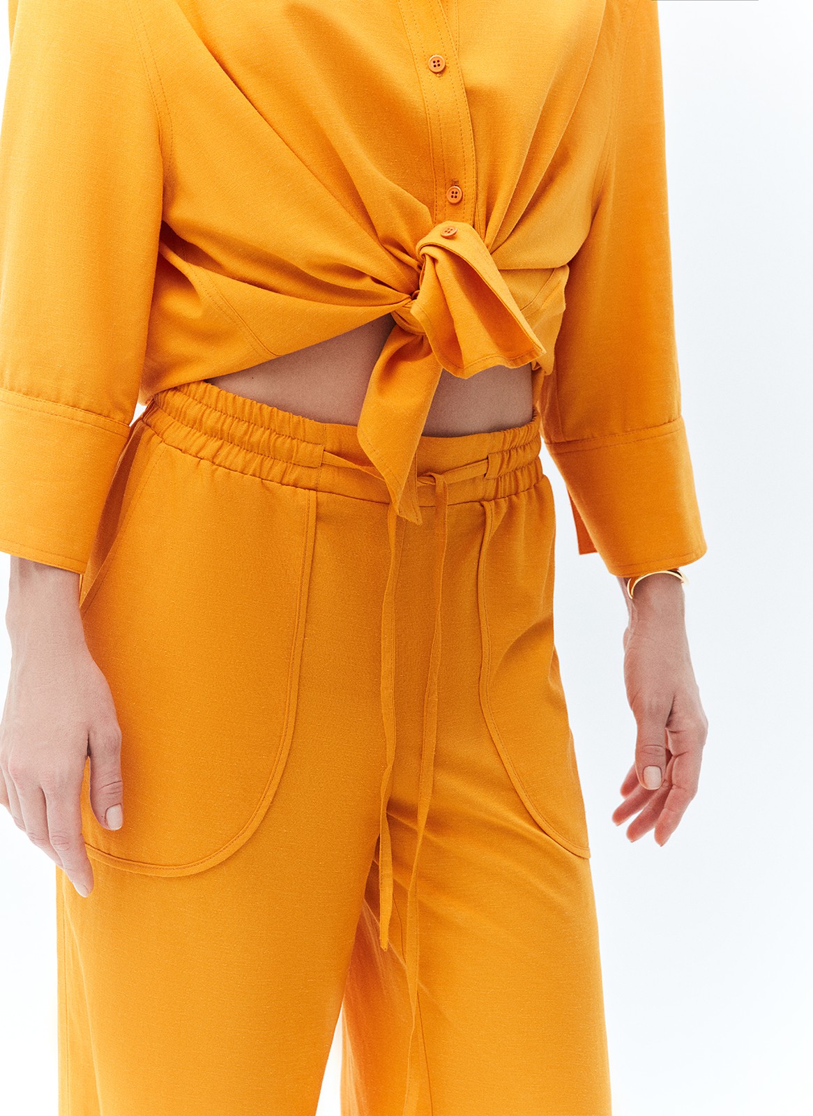 Брюки свободные льняные, цвет: ОРАНЖЕВЫЙ Allweneed
Свободные брюки с эластичным поясом. Мы создали модель изо льна. Натуральный лён хорошо отводит влагу, пропускает воздух и не вызывает аллергических реакций. Посадка на уровне талии и две завязки для фиксации. Два глубоких кармана, чтобы захватить с собой телефон. Носите с рубашкой в тон или самостоятельно с любимым топом.