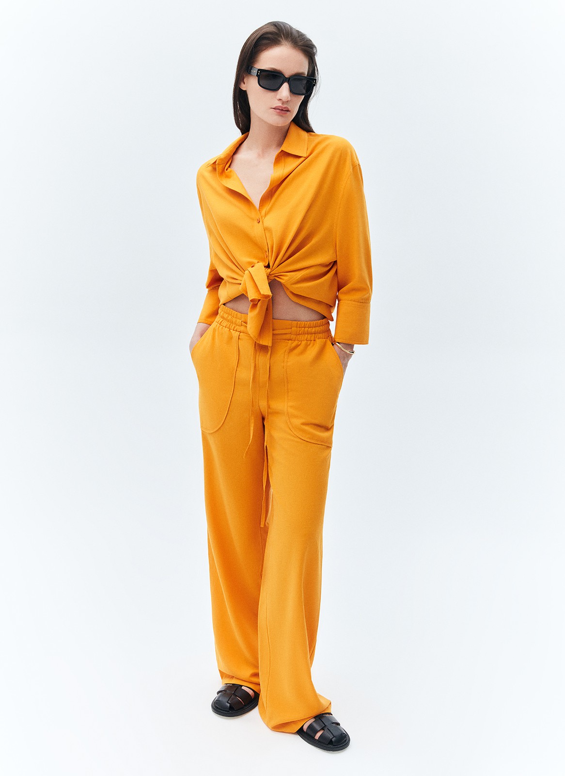 Брюки свободные льняные, цвет: ОРАНЖЕВЫЙ Allweneed
Свободные брюки с эластичным поясом. Мы создали модель изо льна. Натуральный лён хорошо отводит влагу, пропускает воздух и не вызывает аллергических реакций. Посадка на уровне талии и две завязки для фиксации. Два глубоких кармана, чтобы захватить с собой телефон. Носите с рубашкой в тон или самостоятельно с любимым топом.
