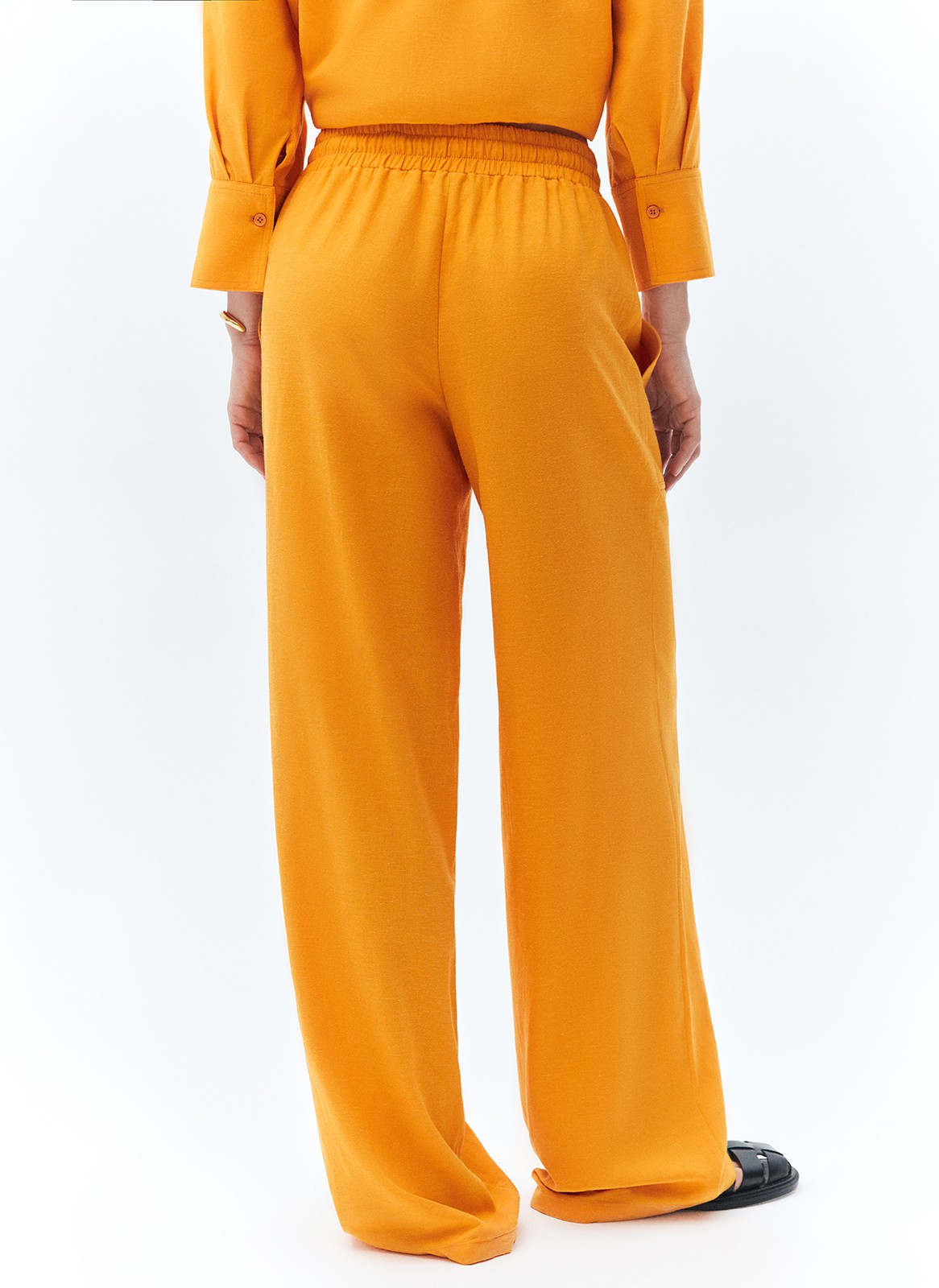 Брюки свободные льняные, цвет: ОРАНЖЕВЫЙ Allweneed
Свободные брюки с эластичным поясом. Мы создали модель изо льна. Натуральный лён хорошо отводит влагу, пропускает воздух и не вызывает аллергических реакций. Посадка на уровне талии и две завязки для фиксации. Два глубоких кармана, чтобы захватить с собой телефон. Носите с рубашкой в тон или самостоятельно с любимым топом.