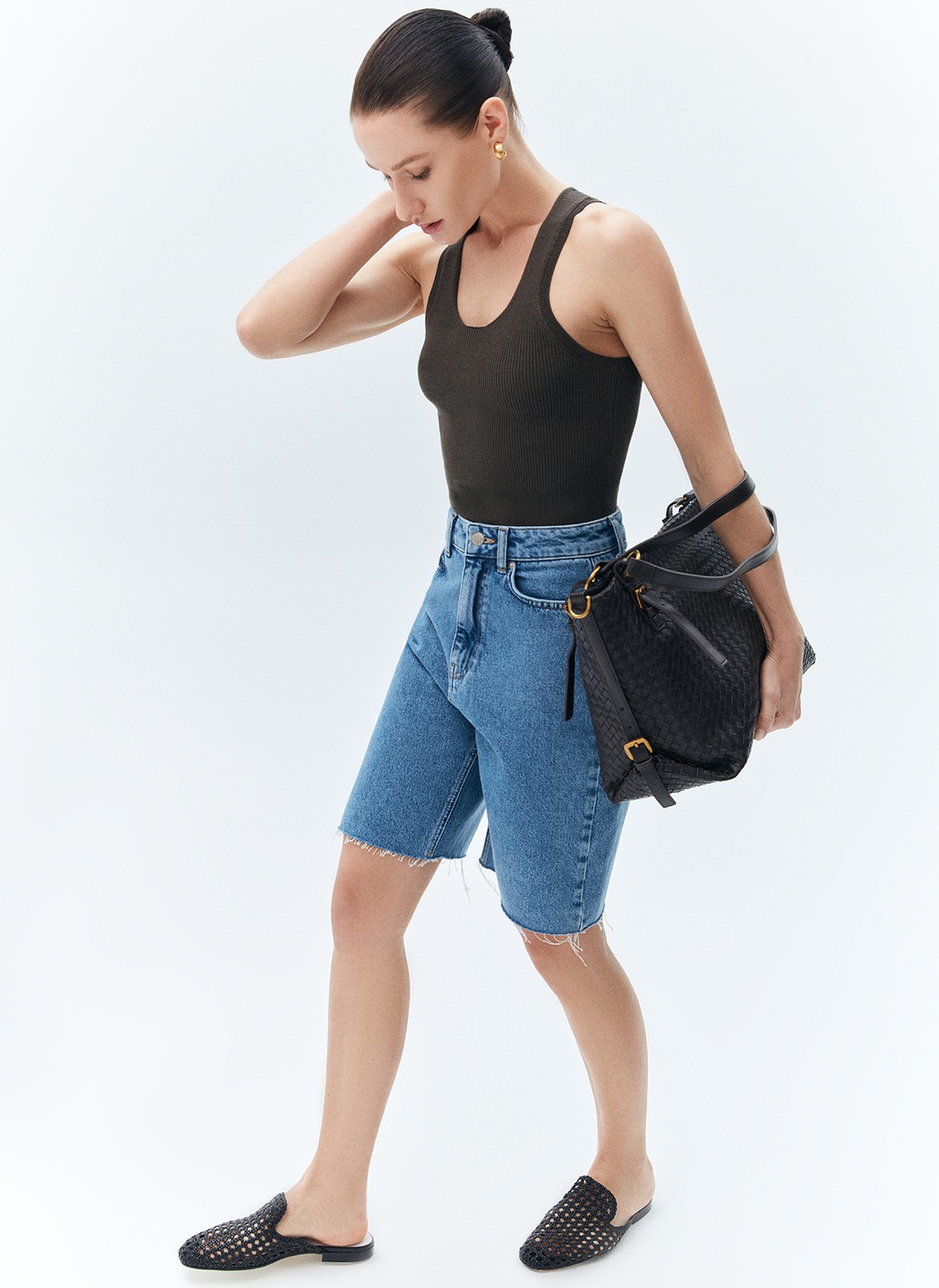 


Шорты-бермуды из денима. Застёжка на молнию и пуговицы. Необработанный край добавляет модели винтажного эффекта. Мы выполнили изделие из 100% хлопка, он в меру плотный и обеспечивает правильную посадку по фигуре. Составит прекрасный дуэт с рубашками и топами.