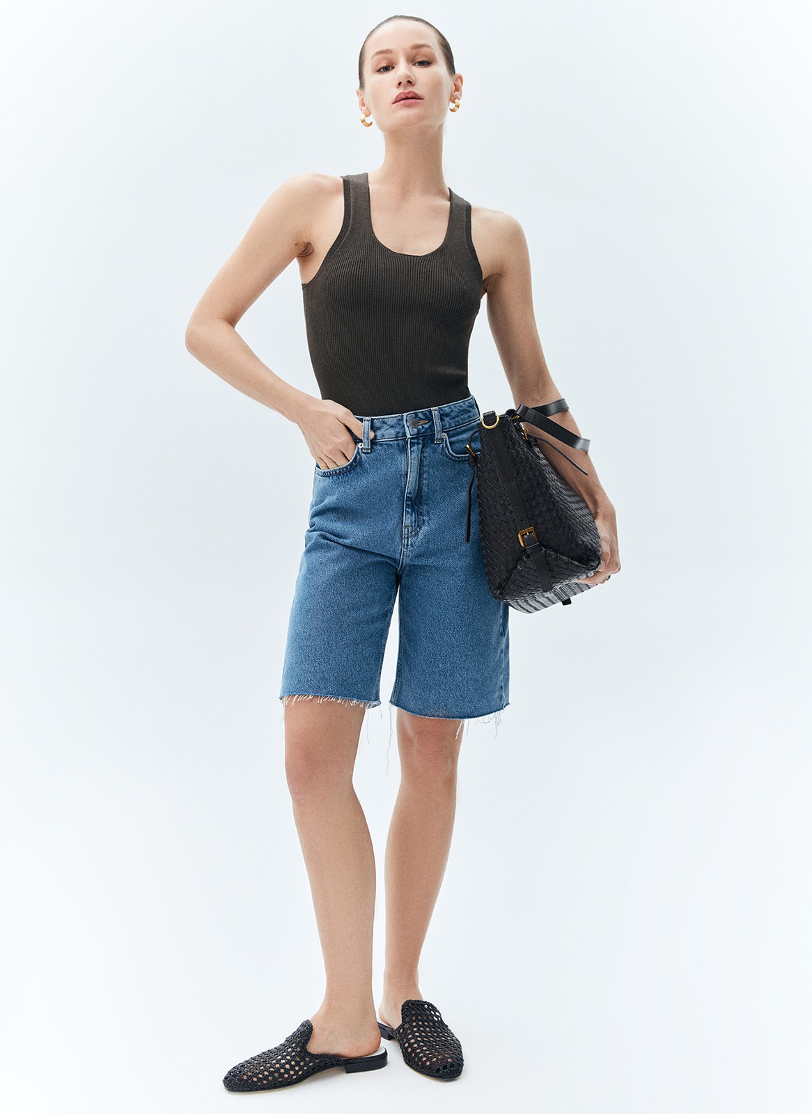 


Шорты-бермуды из денима. Застёжка на молнию и пуговицы. Необработанный край добавляет модели винтажного эффекта. Мы выполнили изделие из 100% хлопка, он в меру плотный и обеспечивает правильную посадку по фигуре. Составит прекрасный дуэт с рубашками и топами.