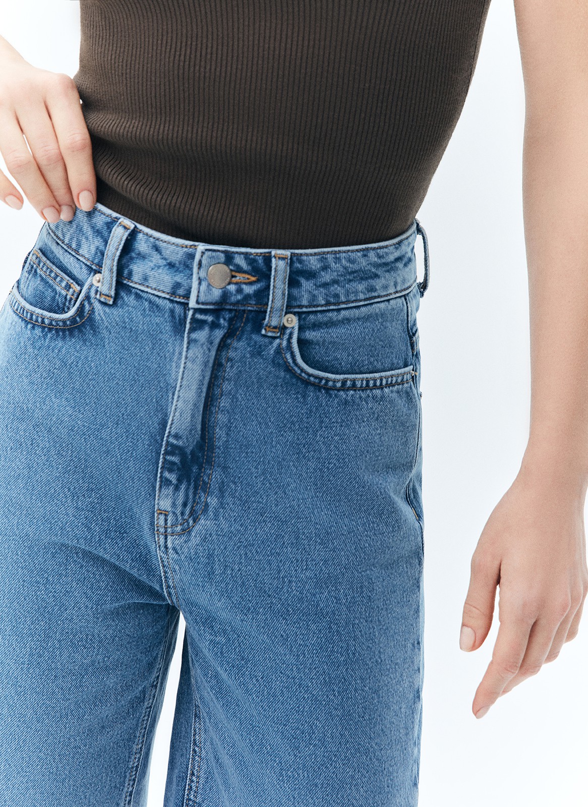 


Шорты-бермуды из денима. Застёжка на молнию и пуговицы. Необработанный край добавляет модели винтажного эффекта. Мы выполнили изделие из 100% хлопка, он в меру плотный и обеспечивает правильную посадку по фигуре. Составит прекрасный дуэт с рубашками и топами.