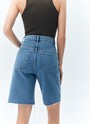


Шорты-бермуды из денима. Застёжка на молнию и пуговицы. Необработанный край добавляет модели винтажного эффекта. Мы выполнили изделие из 100% хлопка, он в меру плотный и обеспечивает правильную посадку по фигуре. Составит прекрасный дуэт с рубашками и топами.