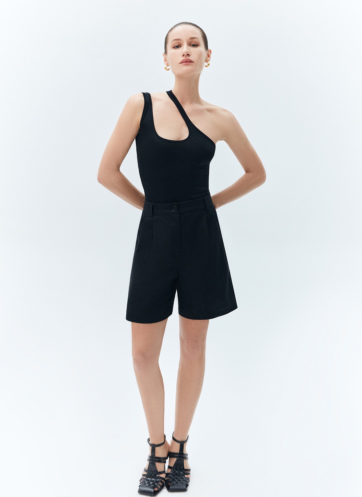 Шорты бермуды льняные костюмные, цвет: Черный Allweneed Модель имеет застёжку на крупную пуговицу и молнию. Благодаря универсальной посадке на линии талии шорты хорошо смотрятся на любой фигуре. Носите их как альтернативу брюкам в жаркое время года.