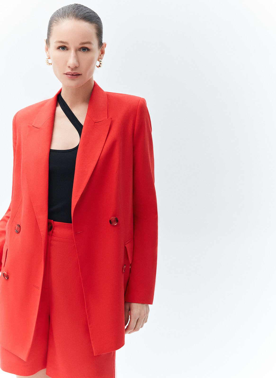 


Жакет двубортный изо льна. Нежаркая, свободная модель с классической линией плеча, воротником, лацканами и застёжкой на крупные пуговицы. Два базовых кармана с клапаном. Лён прочная натуральная ткань, прекрасно отводящая влагу. Материал охлаждает и дарит приятные тактильные ощущения. Носите жакет с шортам из новой коллекции или с летящими платьями и юбками.