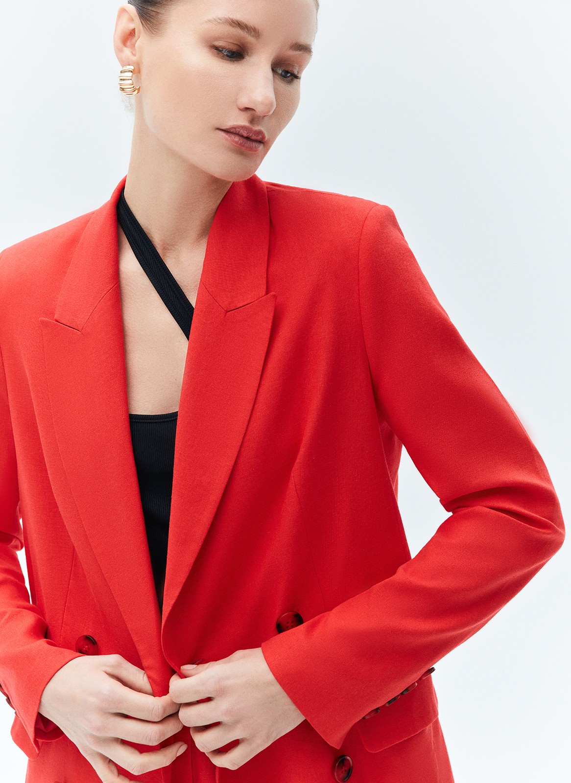 


Жакет двубортный изо льна. Нежаркая, свободная модель с классической линией плеча, воротником, лацканами и застёжкой на крупные пуговицы. Два базовых кармана с клапаном. Лён прочная натуральная ткань, прекрасно отводящая влагу. Материал охлаждает и дарит приятные тактильные ощущения. Носите жакет с шортам из новой коллекции или с летящими платьями и юбками.