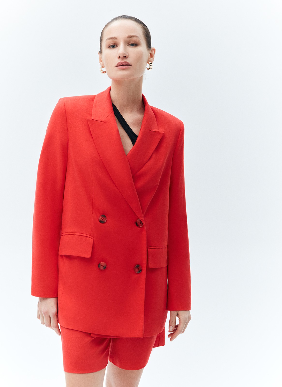 


Жакет двубортный изо льна. Нежаркая, свободная модель с классической линией плеча, воротником, лацканами и застёжкой на крупные пуговицы. Два базовых кармана с клапаном. Лён прочная натуральная ткань, прекрасно отводящая влагу. Материал охлаждает и дарит приятные тактильные ощущения. Носите жакет с шортам из новой коллекции или с летящими платьями и юбками.